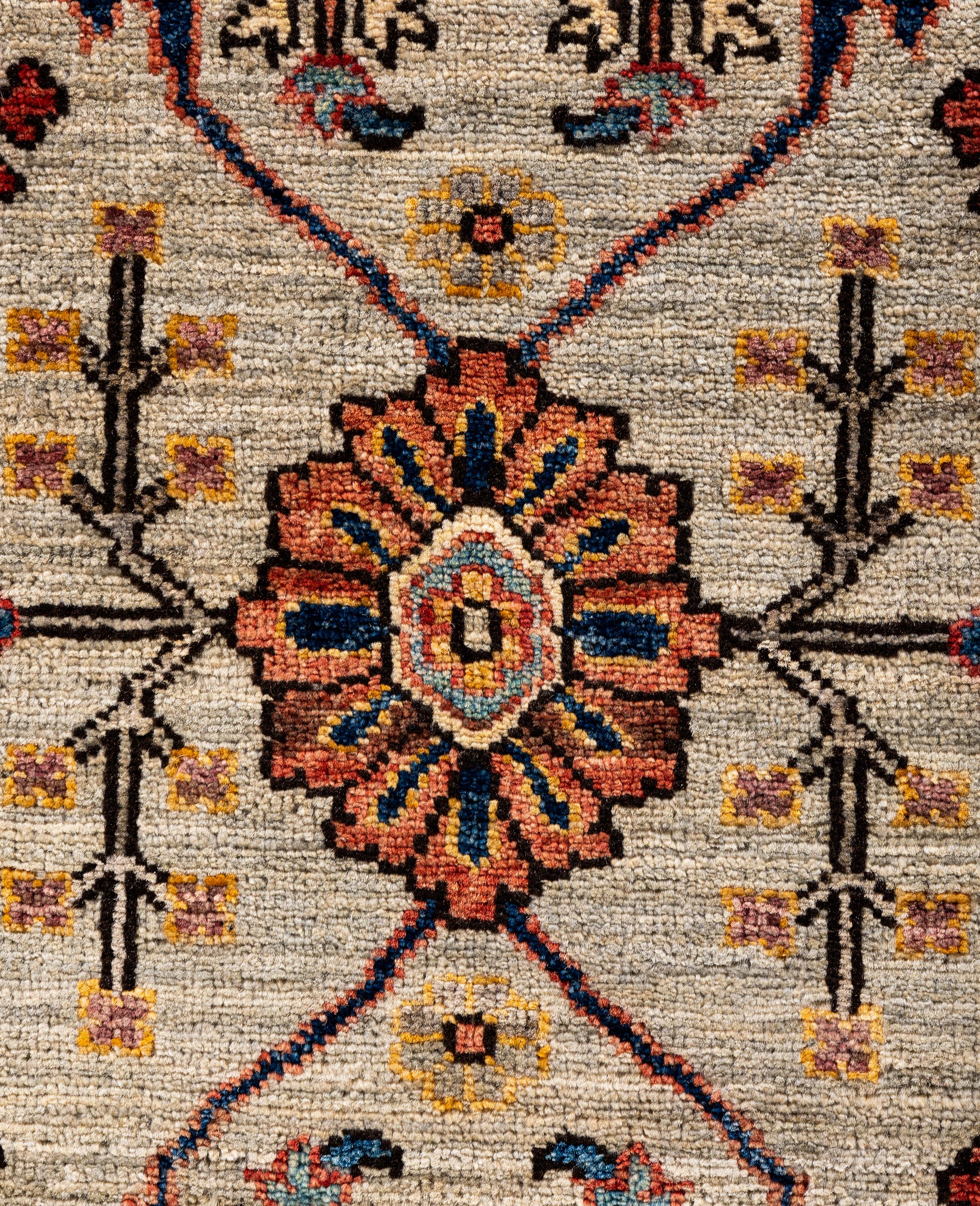 Traditioneller handgeknüpfter Teppich aus Serapi-Wolle in Hellgrau, Stammeskunst, 5' 11