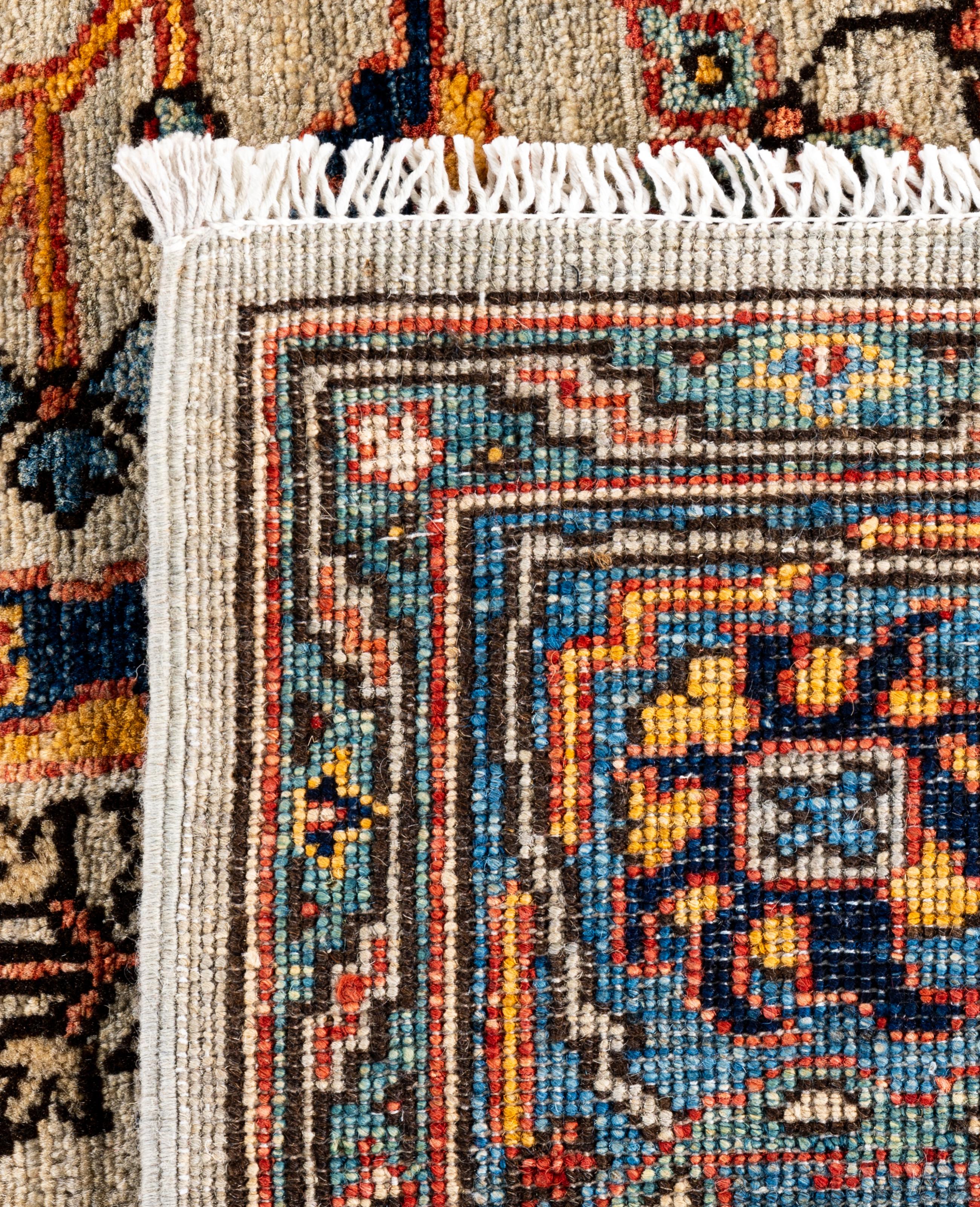 Traditioneller handgeknüpfter Teppich aus Serapi-Wolle in Hellgrau, Stammeskunst, 5' 11