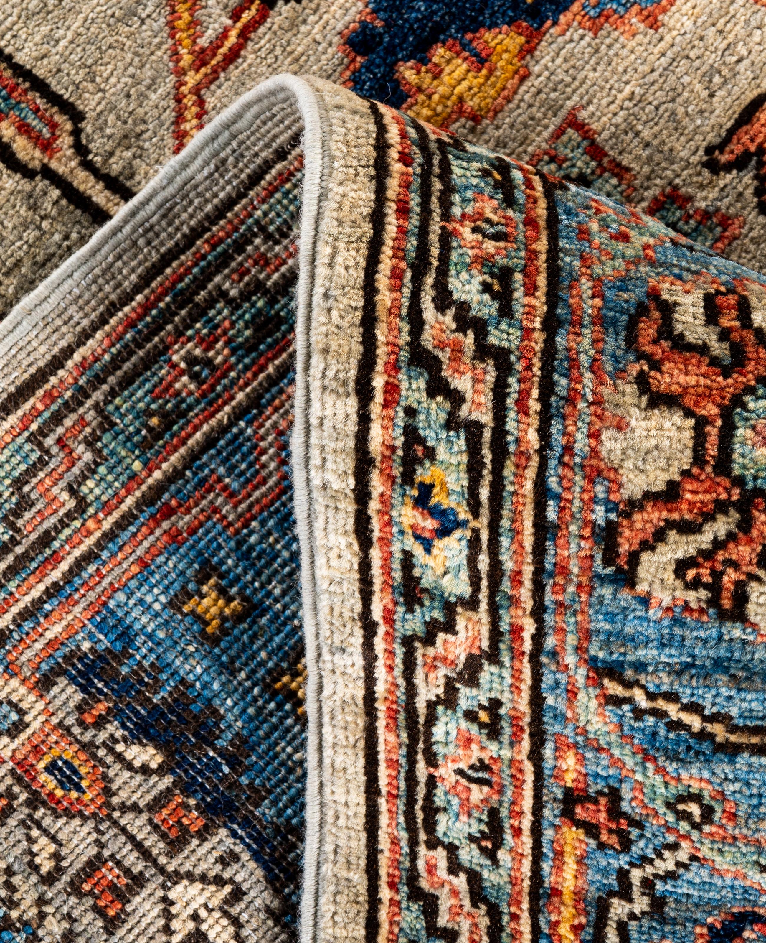 Traditioneller handgeknüpfter Teppich aus Serapi-Wolle in Hellgrau, Stammeskunst, 5' 11
