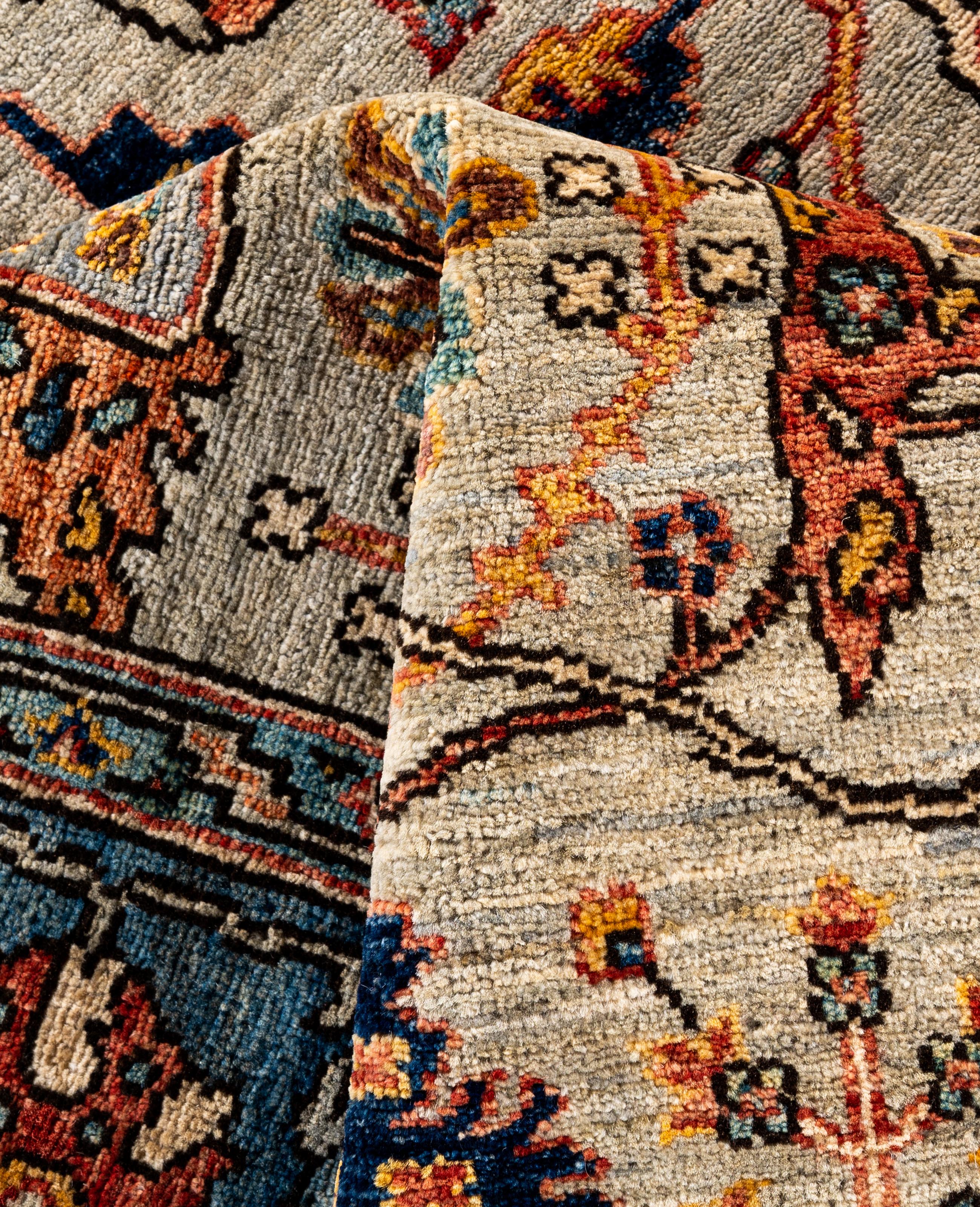 Traditioneller handgeknüpfter Teppich aus Serapi-Wolle in Hellgrau, Stammeskunst, 5' 11
