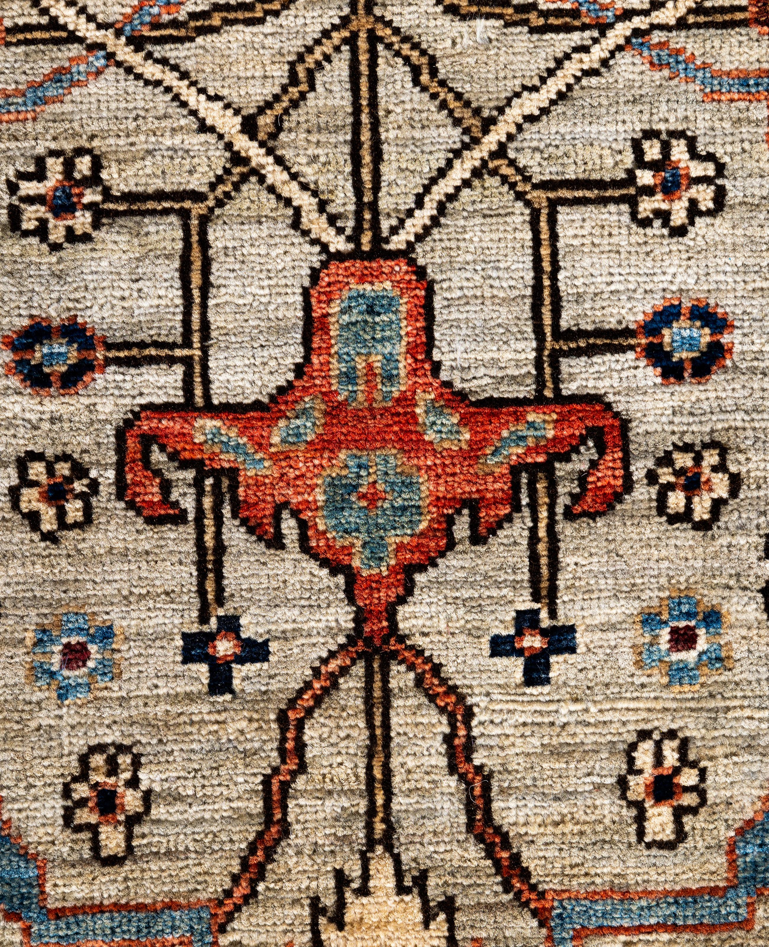 Traditioneller handgeknüpfter Teppich aus Serapi-Wolle in Hellgrau, Stammeskunst, 6' 1