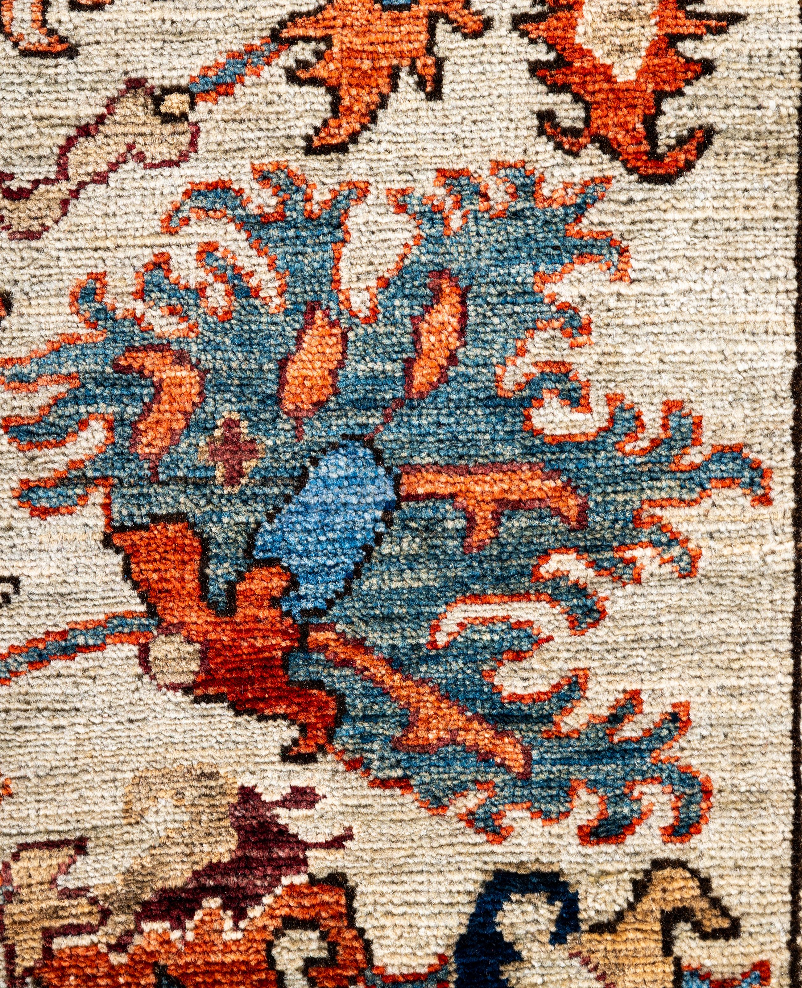 Traditioneller handgeknüpfter Teppich aus Serapi-Wolle in Hellgrau, Stammeskunst, 8' 0