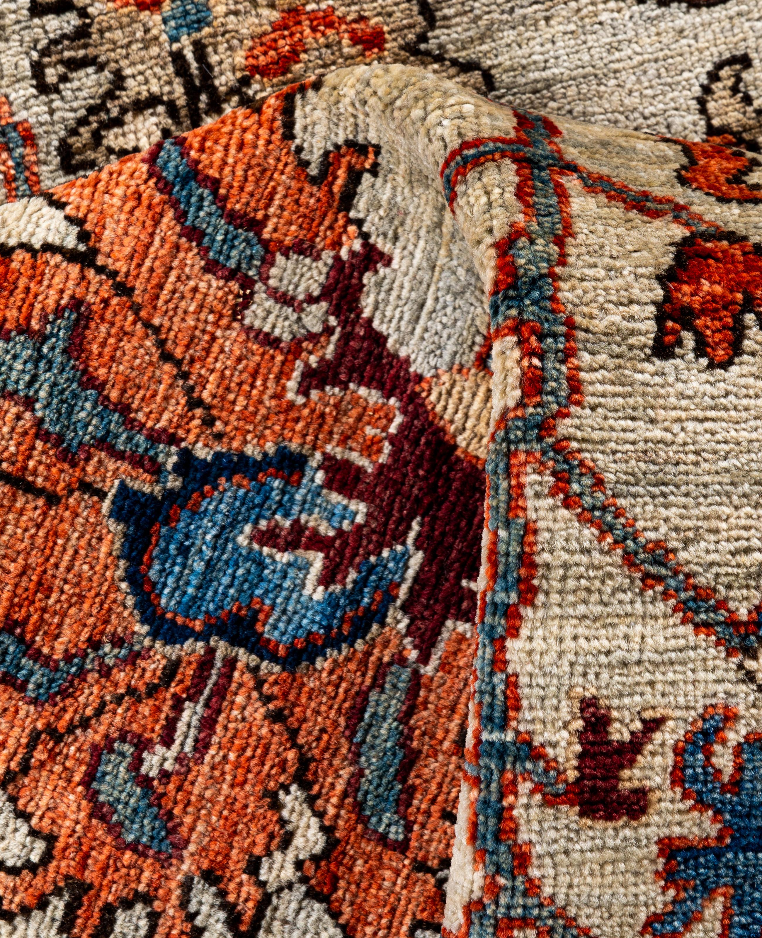 Traditioneller handgeknüpfter Teppich aus Serapi-Wolle in Hellgrau, Stammeskunst, 8' 0