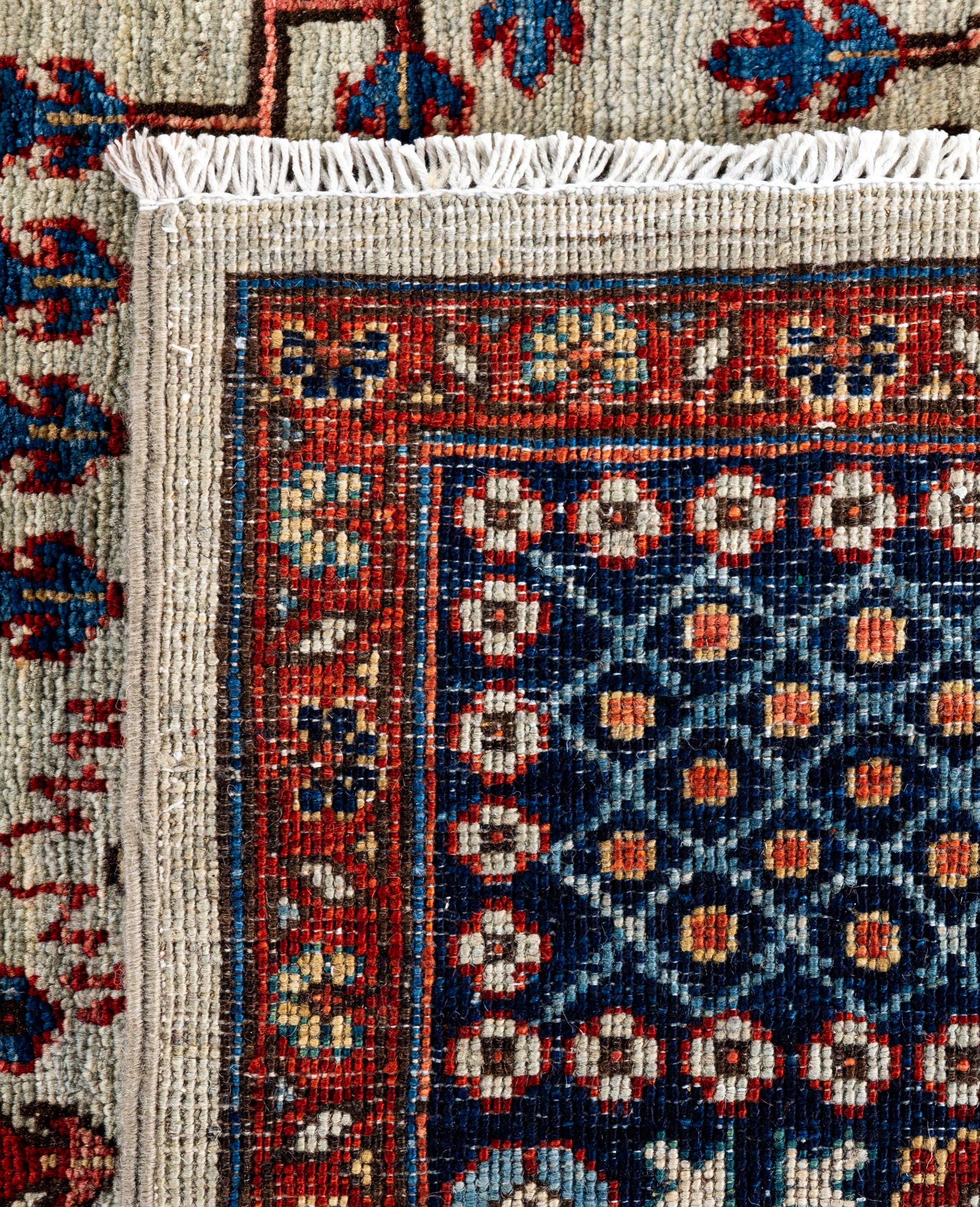 Traditioneller handgeknüpfter Teppich aus Serapi-Wolle in Hellgrau, Stammeskunst, 8' 0