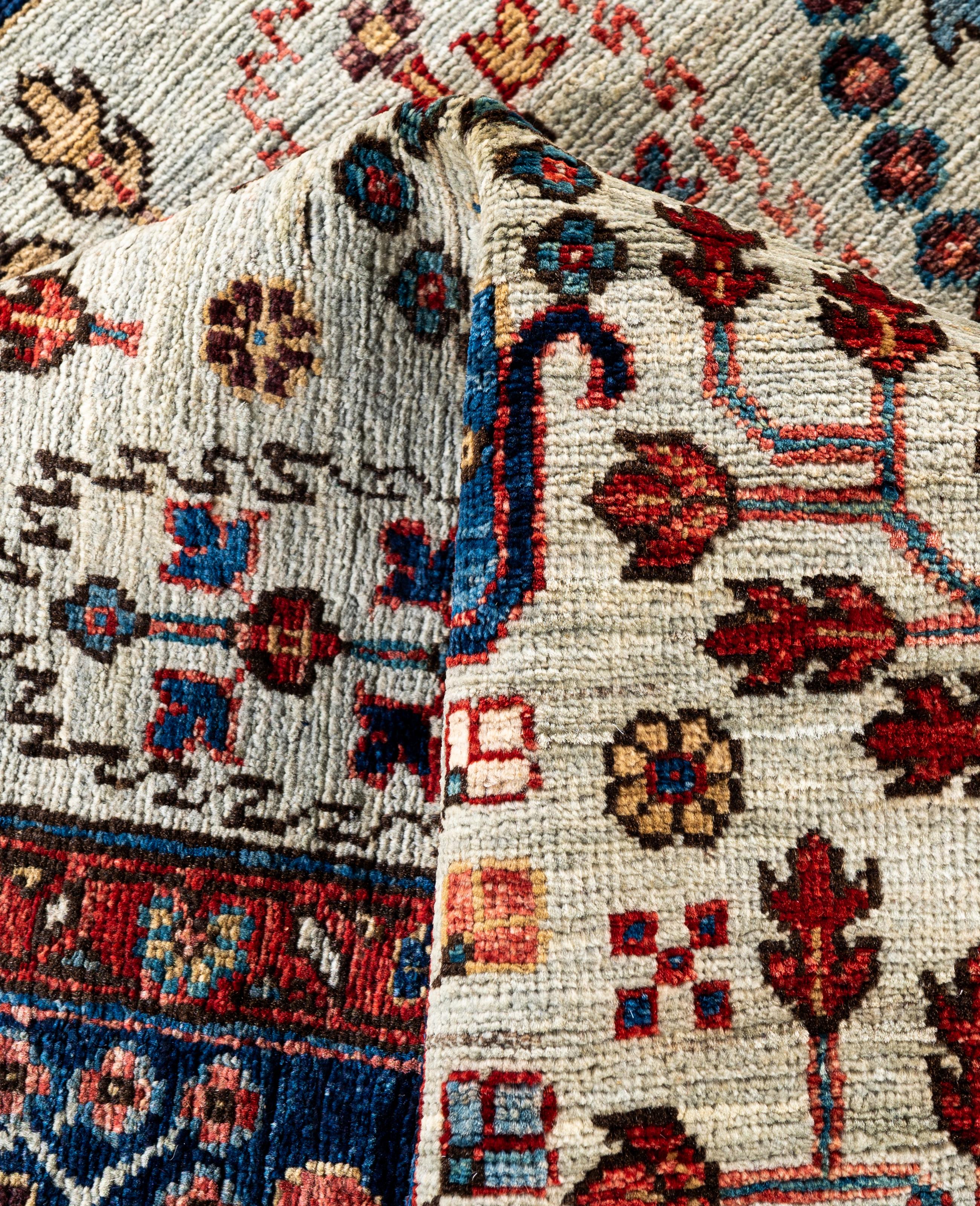 Traditioneller handgeknüpfter Teppich aus Serapi-Wolle in Hellgrau, Stammeskunst, 8' 0