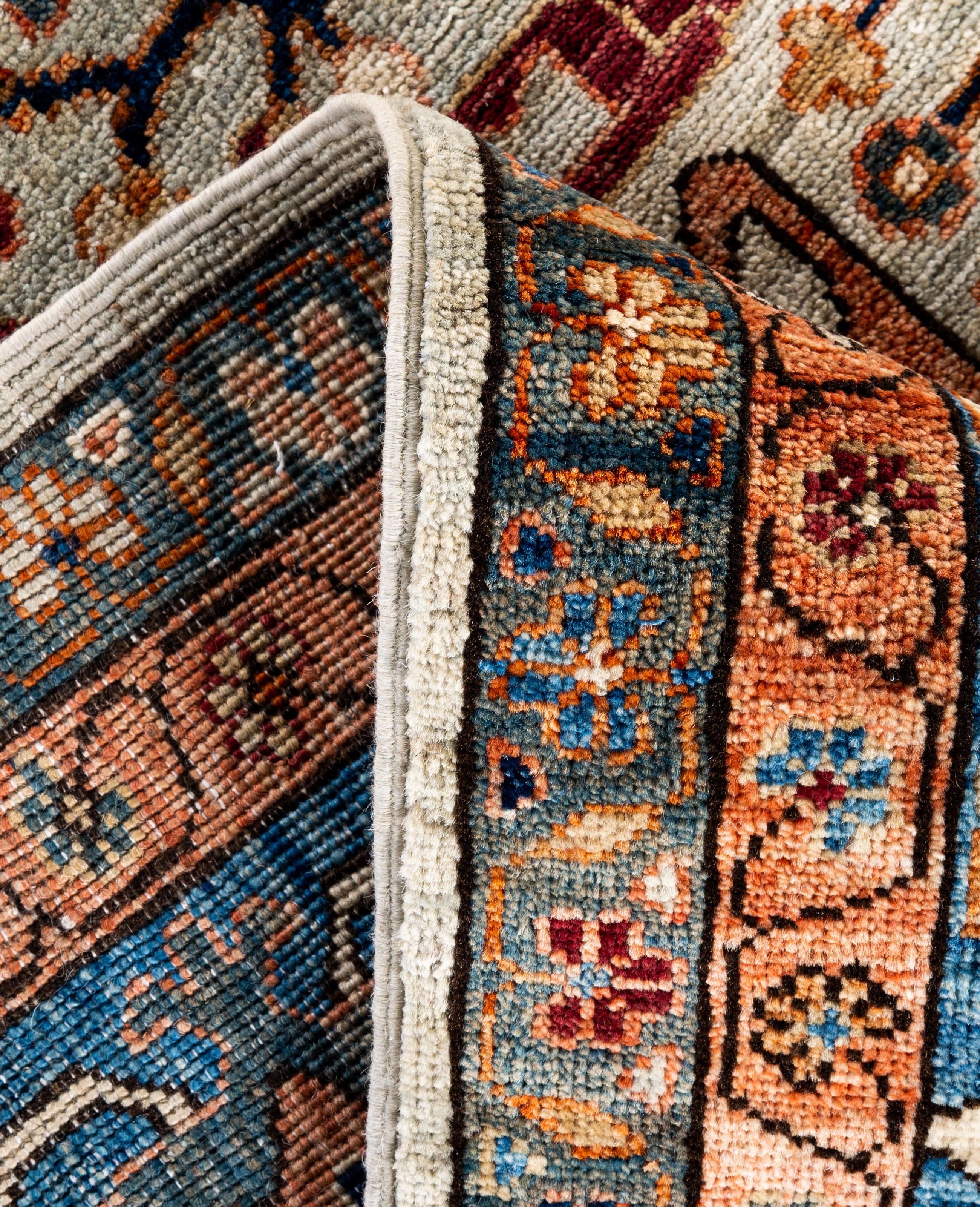Traditioneller handgeknüpfter Teppich aus Serapi-Wolle in Hellgrau, Stammeskunst, 8' 11