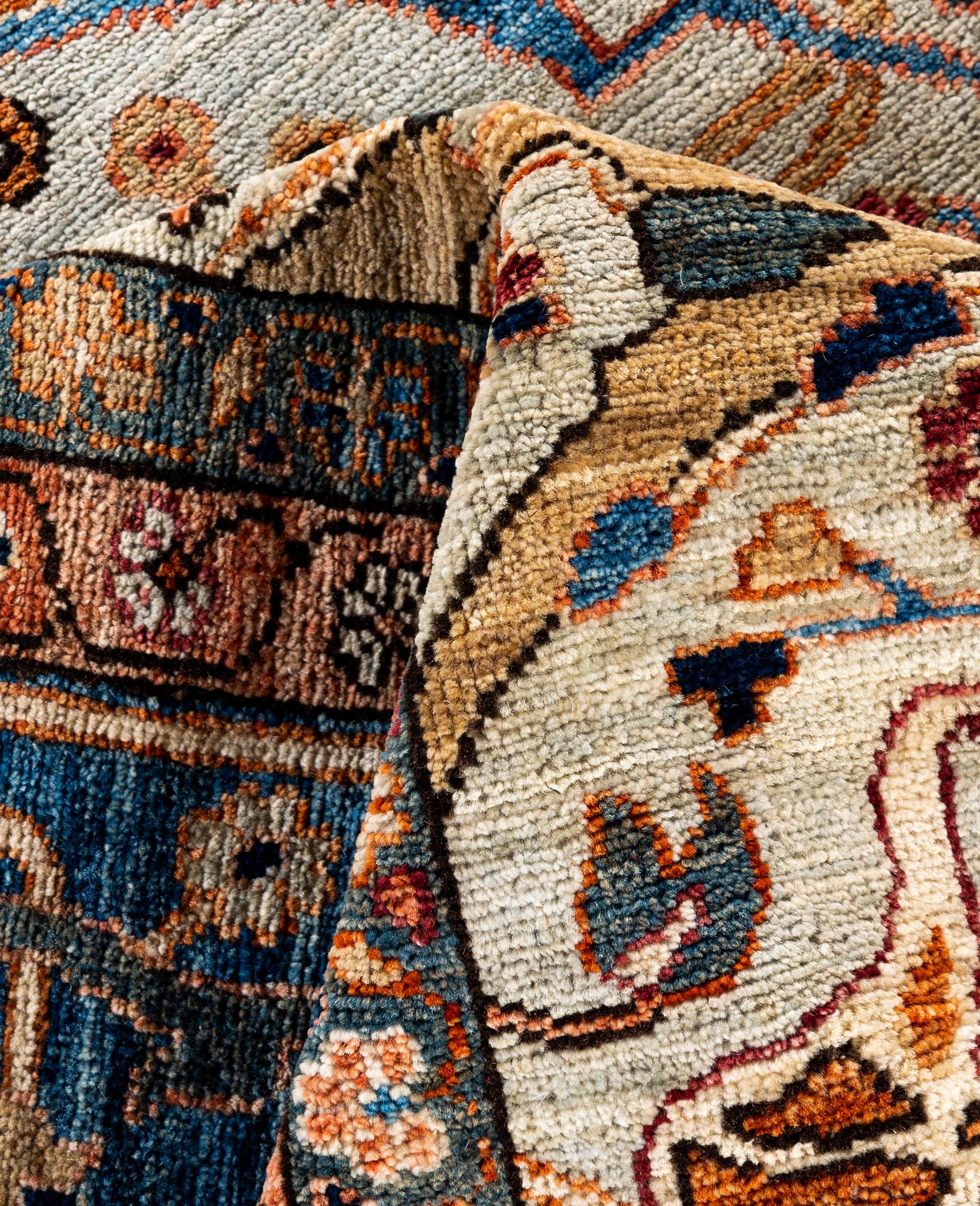 Traditioneller handgeknüpfter Teppich aus Serapi-Wolle in Hellgrau, Stammeskunst, 8' 11