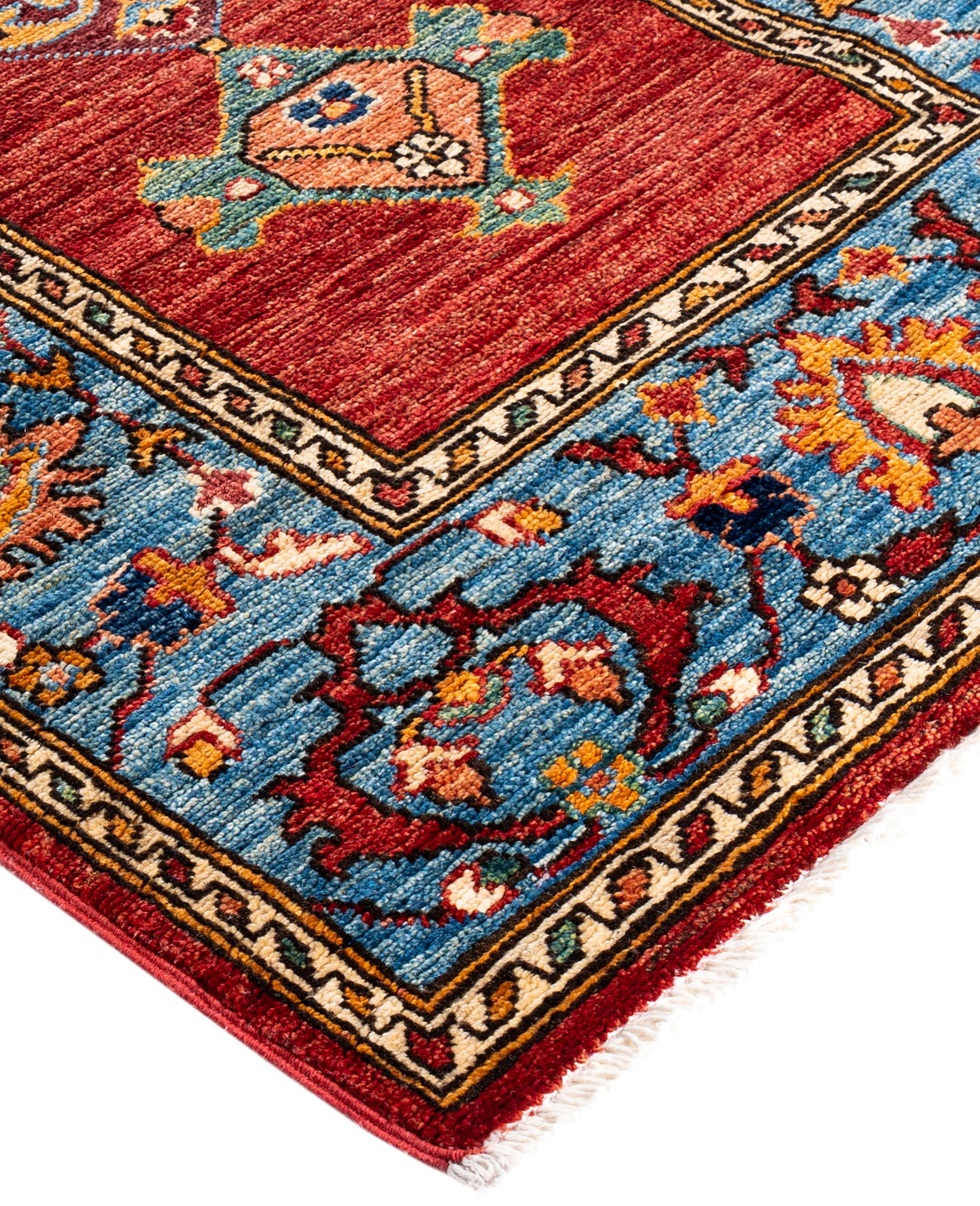 Les tapis Serapi sont connus pour leurs motifs géométriques audacieux et leurs riches couleurs. Ils présentent souvent un médaillon central entouré de motifs complexes. Ils utilisent généralement une palette de couleurs chaudes et terreuses, avec