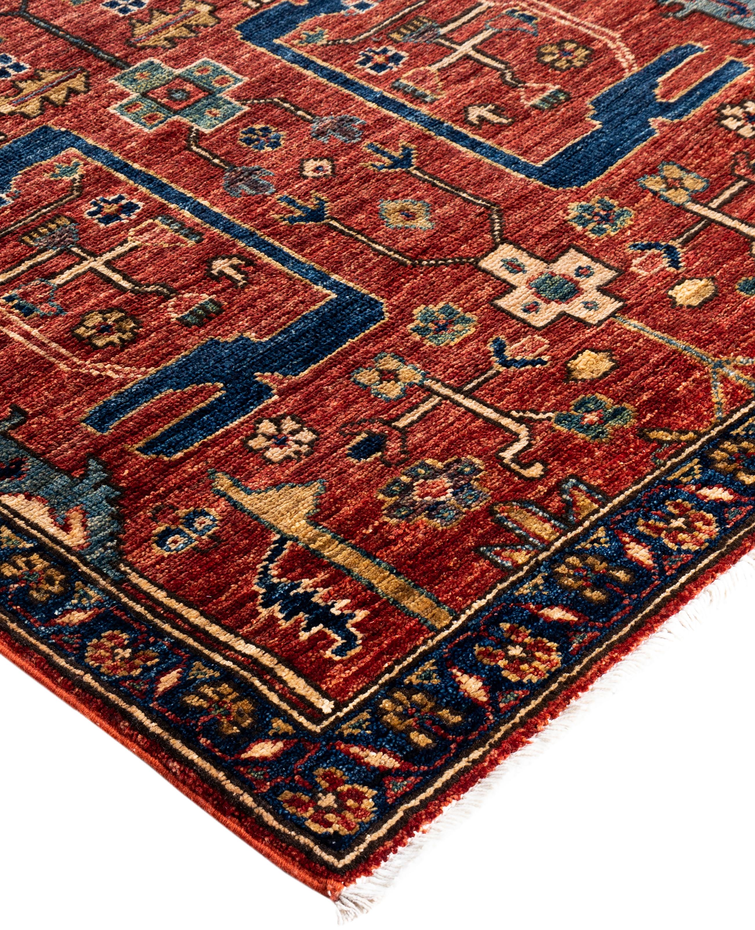 Les tapis Serapi sont connus pour leurs motifs géométriques audacieux et leurs riches couleurs. Ils présentent souvent un médaillon central entouré de motifs complexes. Ils utilisent généralement une palette de couleurs chaudes et terreuses, avec