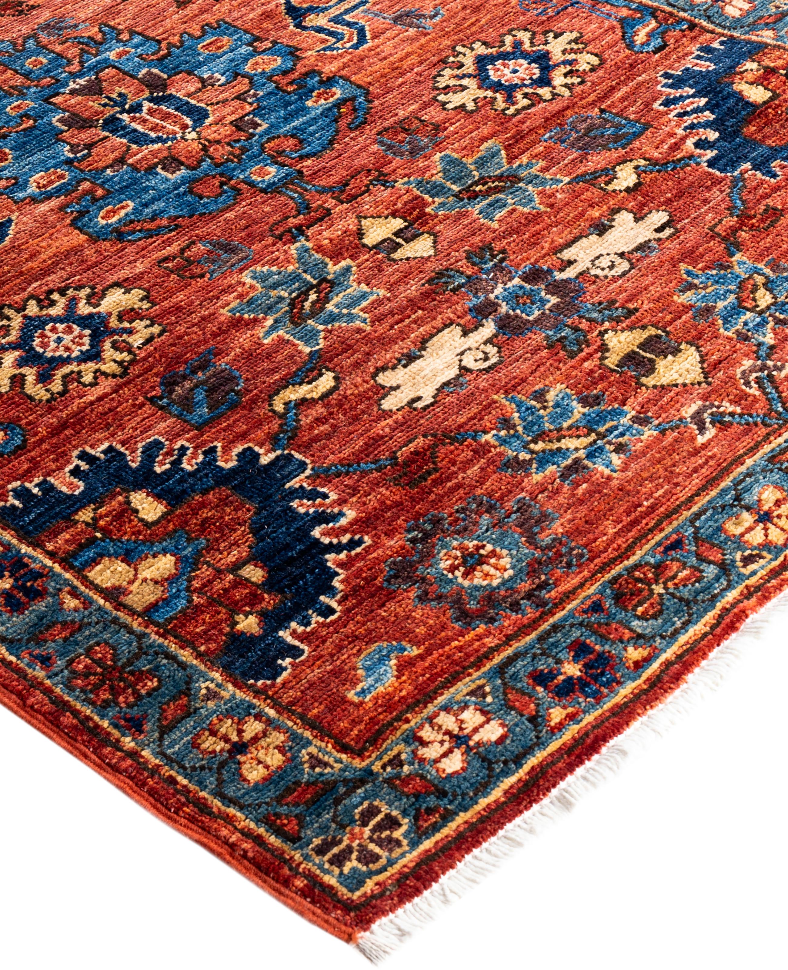 Les tapis Serapi sont connus pour leurs motifs géométriques audacieux et leurs riches couleurs. Ils présentent souvent un médaillon central entouré de motifs complexes. Ils utilisent généralement une palette de couleurs chaudes et terreuses, avec