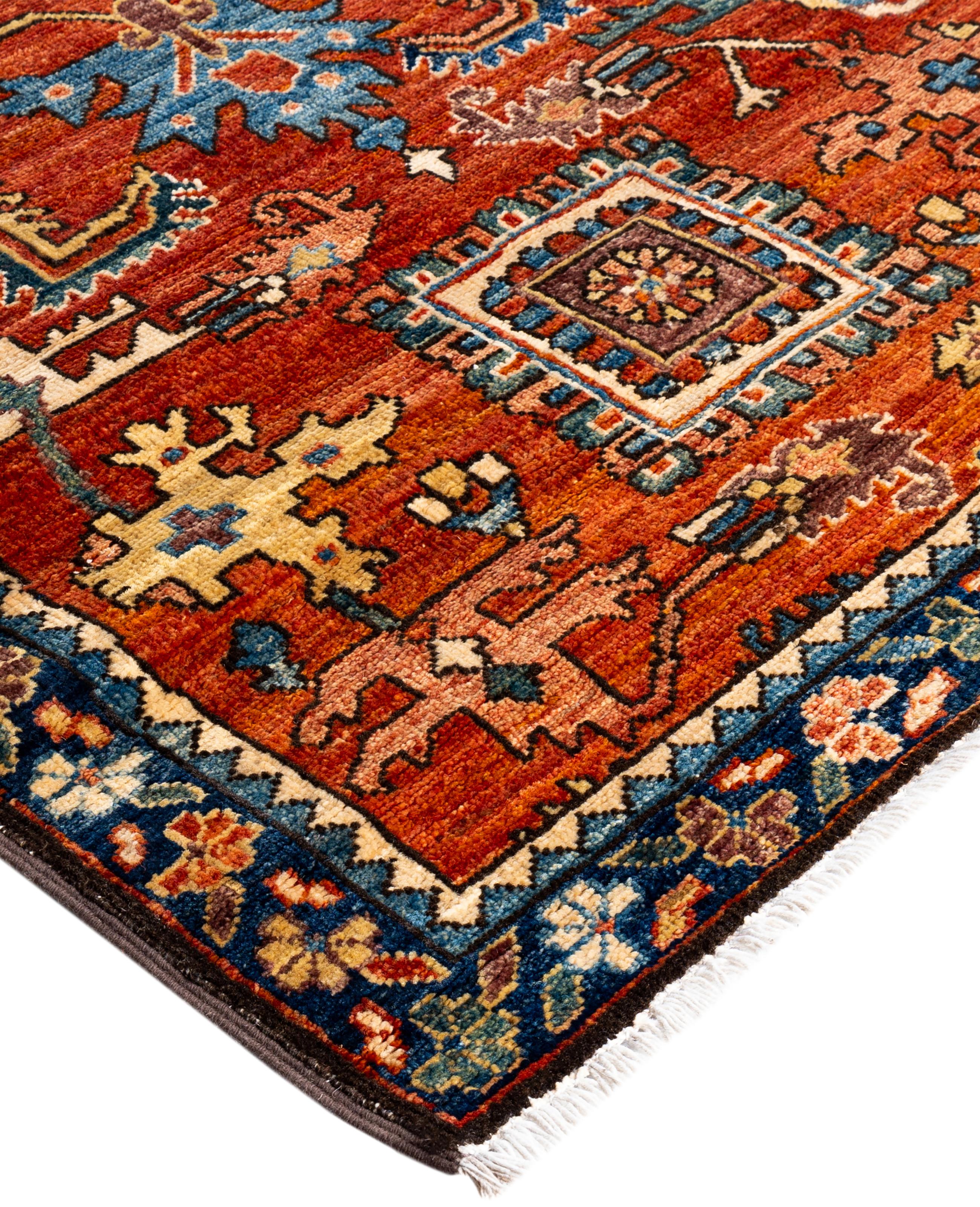Las alfombras Serapi son conocidas por sus diseños geométricos y audaces y sus ricos colores, a menudo con un medallón central rodeado de intrincados dibujos. Suelen utilizar una paleta de colores cálidos y terrosos, con rojos intensos, azules,