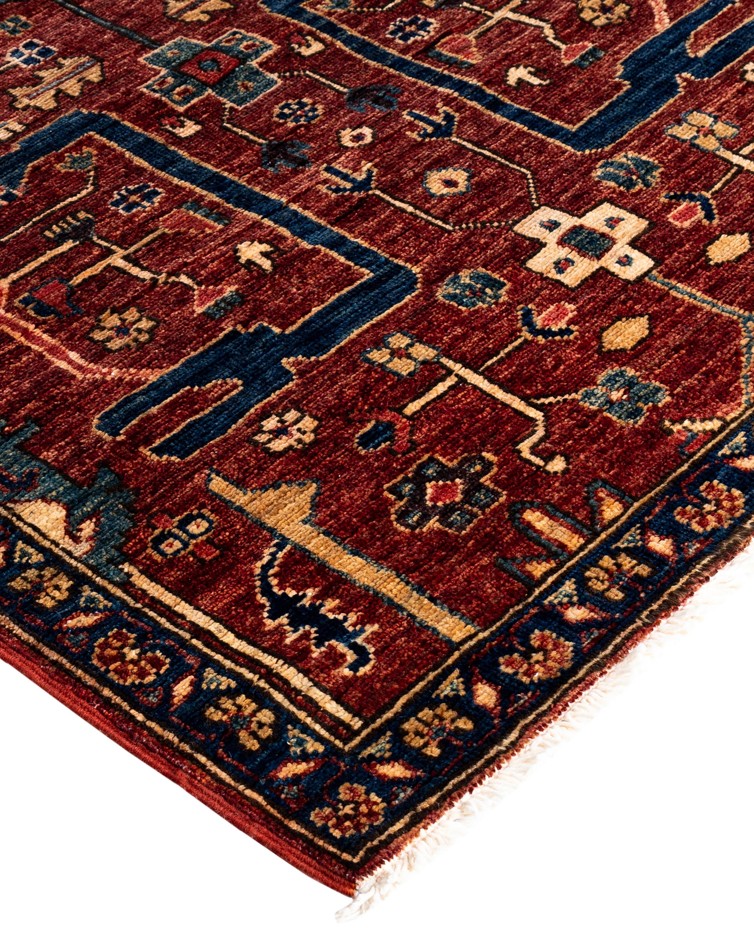 Les tapis Serapi sont connus pour leurs motifs géométriques audacieux et leurs riches couleurs. Ils présentent souvent un médaillon central entouré de motifs complexes. Ils utilisent généralement une palette de couleurs chaudes et terreuses, avec