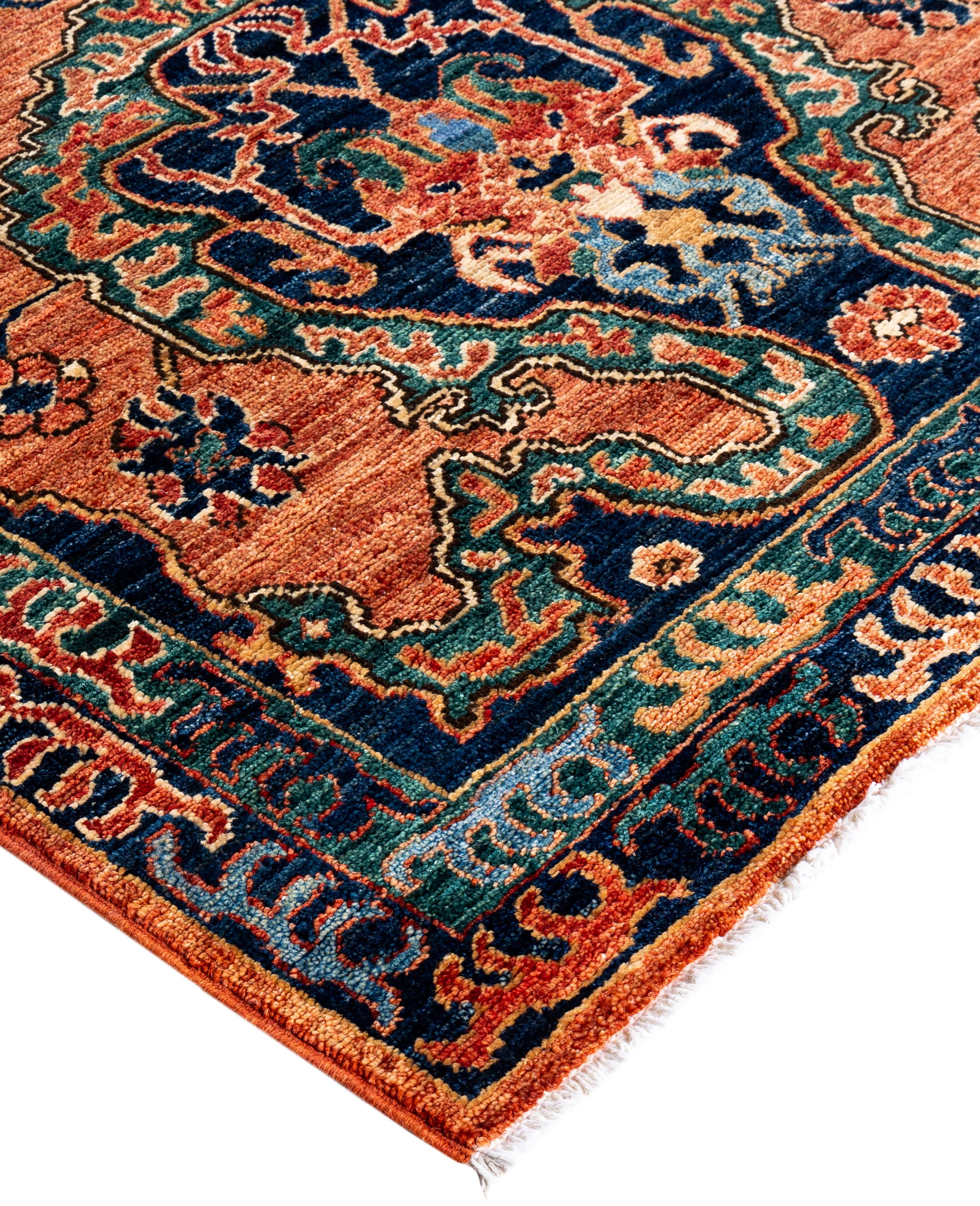 Les tapis Serapi sont connus pour leurs motifs géométriques audacieux et leurs riches couleurs. Ils présentent souvent un médaillon central entouré de motifs complexes. Ils utilisent généralement une palette de couleurs chaudes et terreuses, avec
