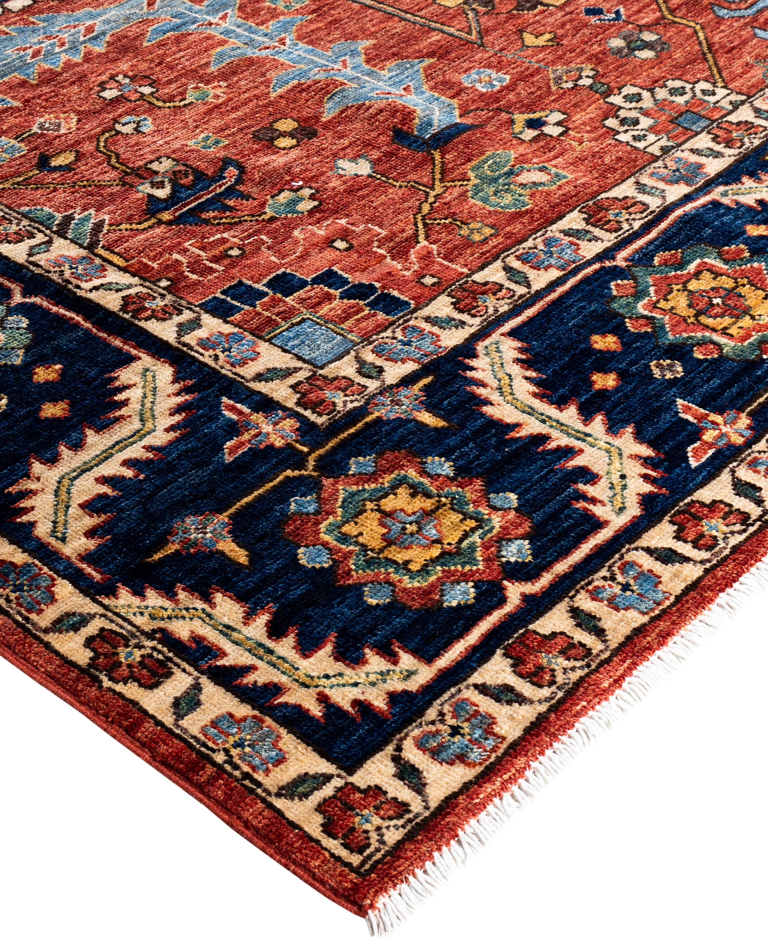 Les tapis Serapi sont connus pour leurs motifs géométriques audacieux et leurs riches couleurs. Ils présentent souvent un médaillon central entouré de motifs complexes. Ils utilisent généralement une palette de couleurs chaudes et terreuses, avec