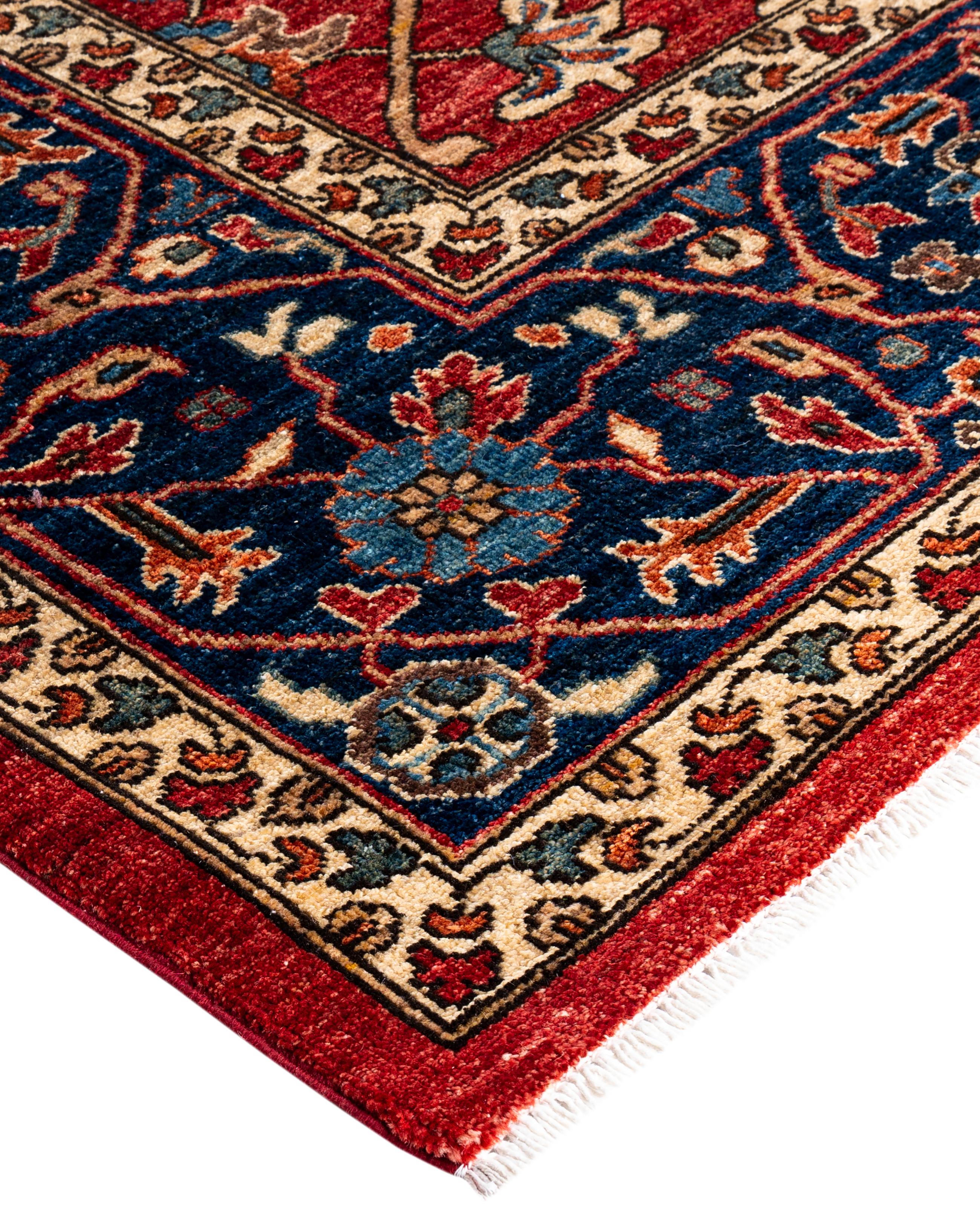 Les tapis Serapi sont connus pour leurs motifs géométriques audacieux et leurs riches couleurs. Ils présentent souvent un médaillon central entouré de motifs complexes. Ils utilisent généralement une palette de couleurs chaudes et terreuses, avec
