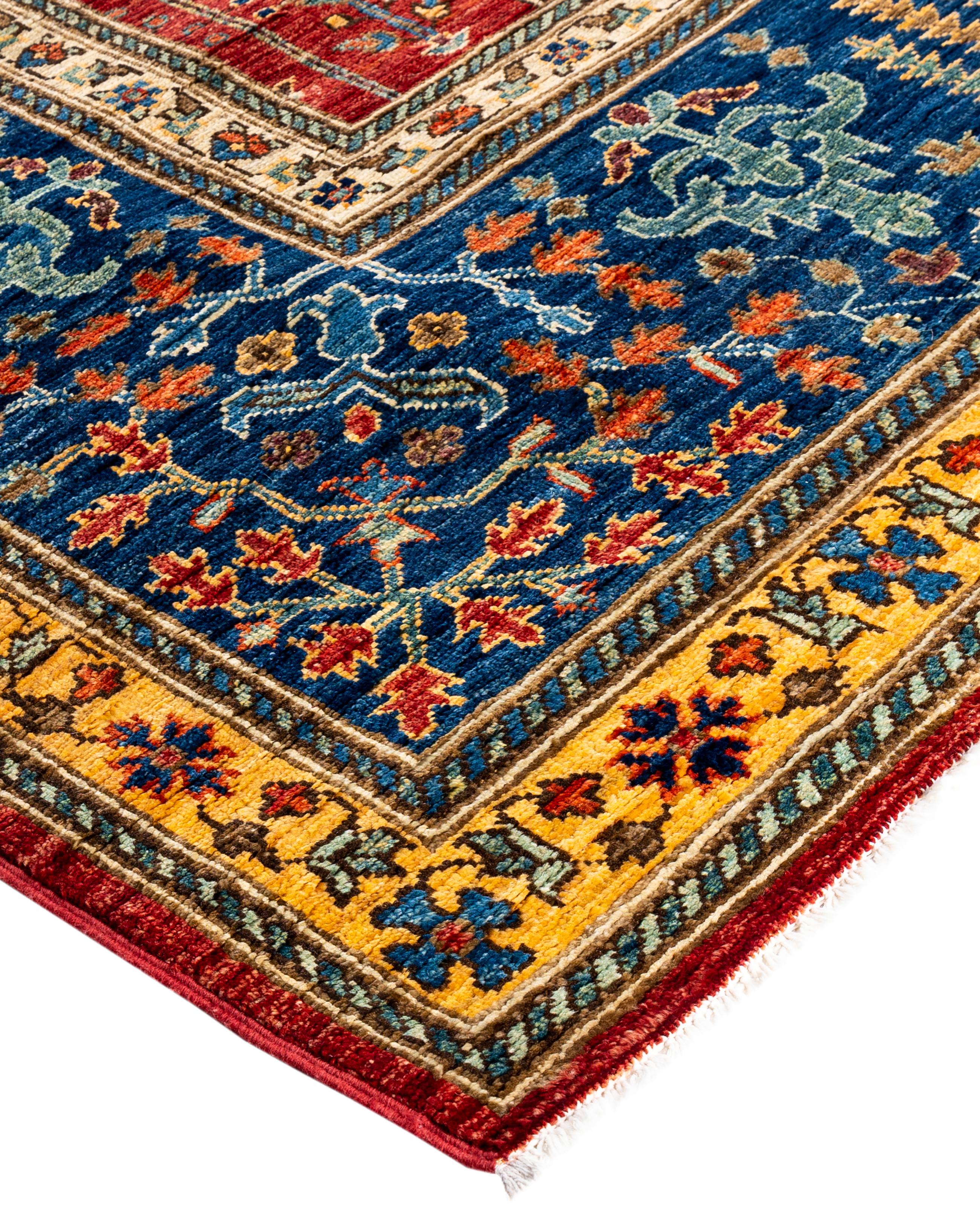 Les tapis Serapi sont connus pour leurs motifs géométriques audacieux et leurs riches couleurs. Ils présentent souvent un médaillon central entouré de motifs complexes. Ils utilisent généralement une palette de couleurs chaudes et terreuses, avec