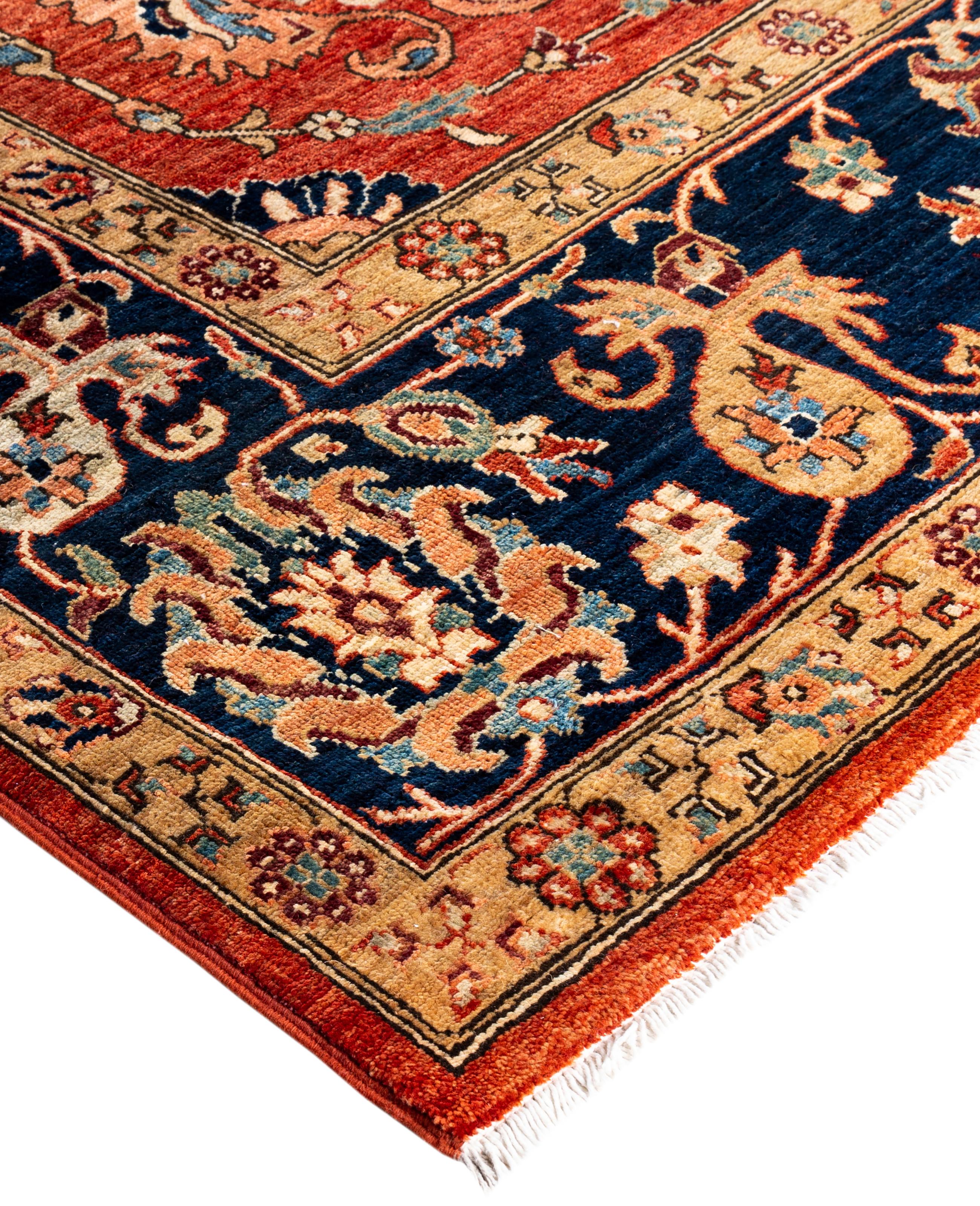 Les tapis Serapi sont connus pour leurs motifs géométriques audacieux et leurs riches couleurs. Ils présentent souvent un médaillon central entouré de motifs complexes. Ils utilisent généralement une palette de couleurs chaudes et terreuses, avec