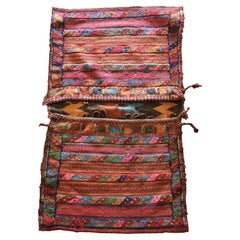 Traditioneller handgewebter antiker Satteltasche aus orientalischer Wolle mit traditionellem Stammesteppich