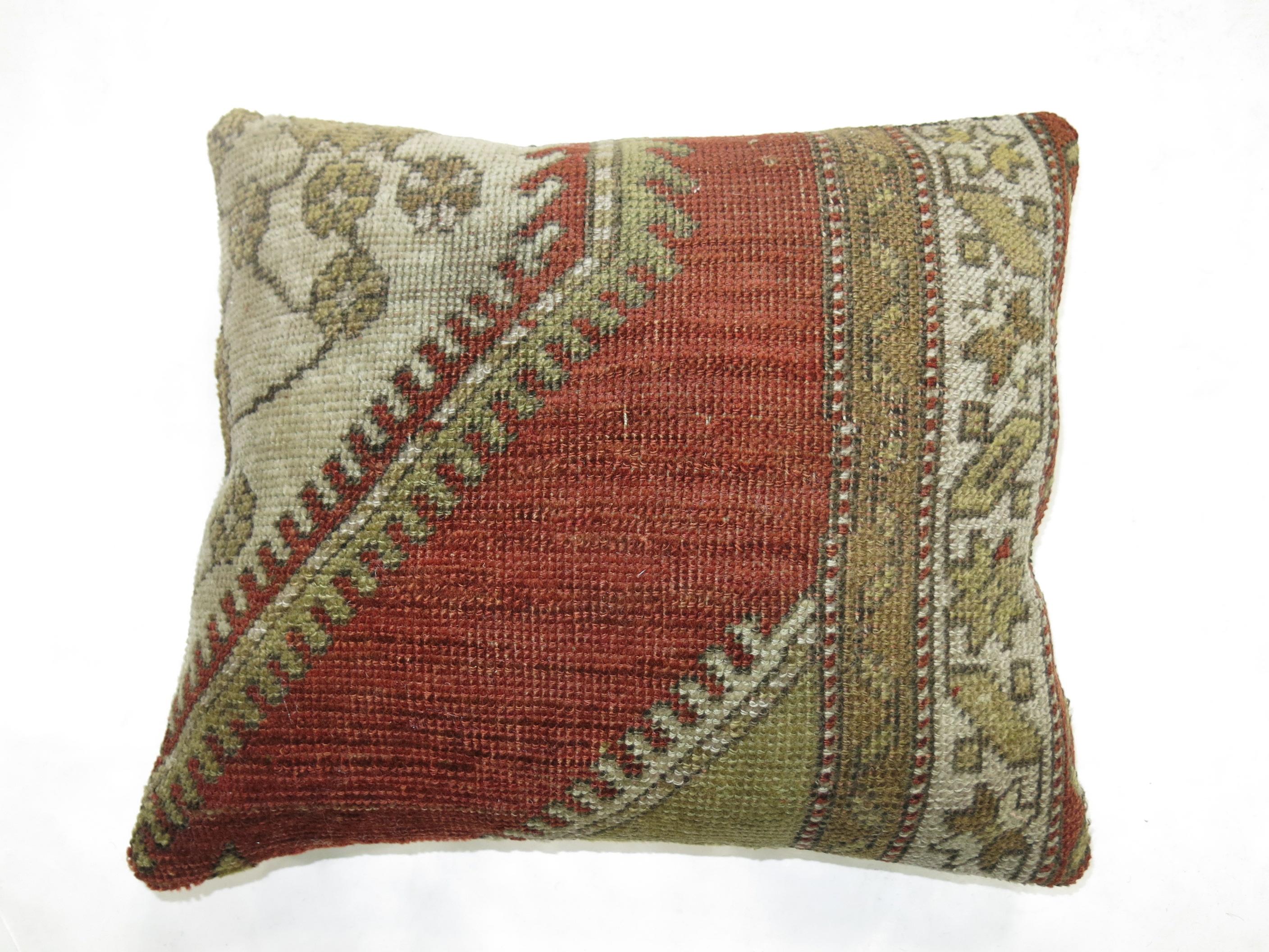 Traditional Turkish Oushak Rug Pillow In Good Condition For Sale In New York, NY