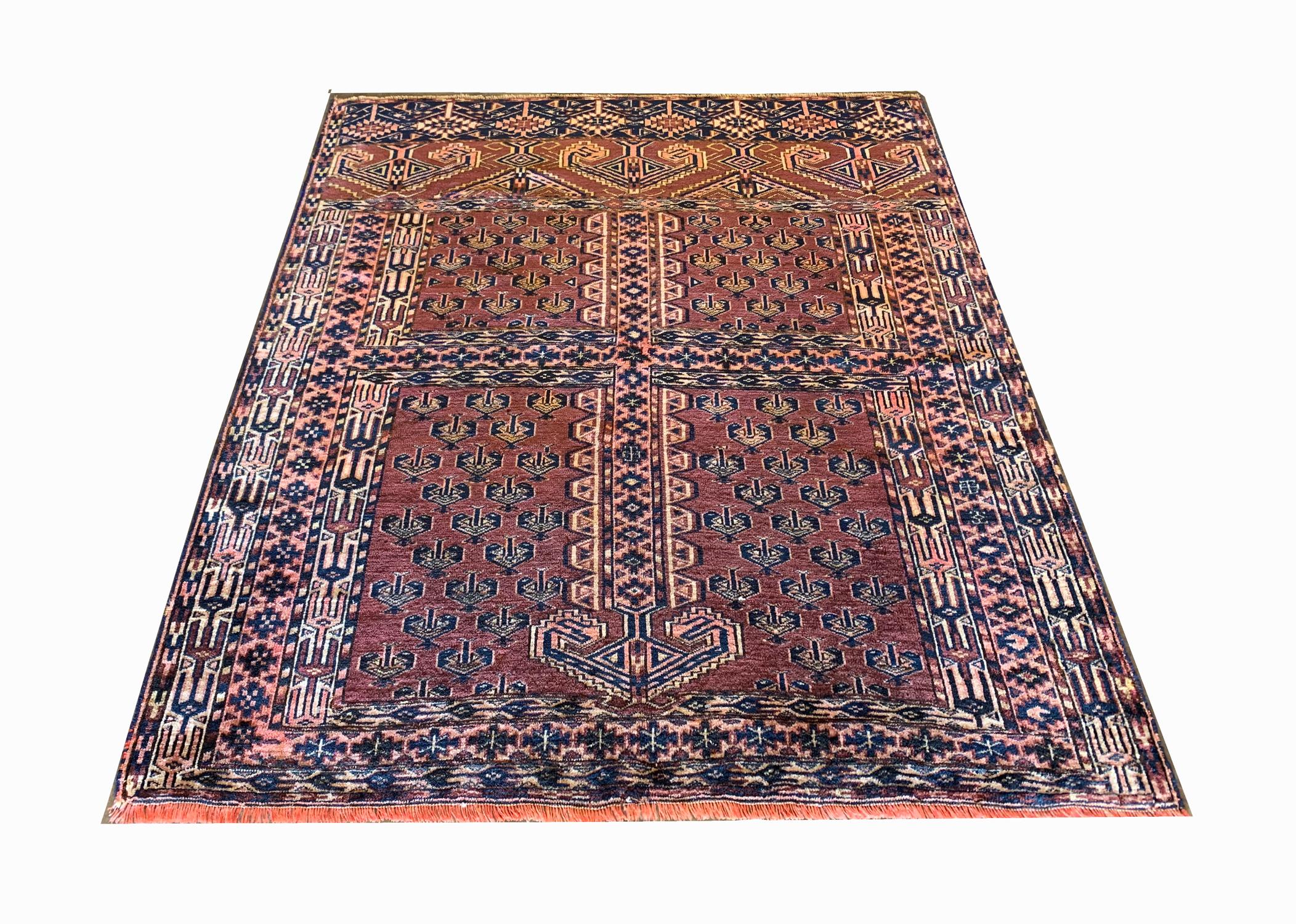 Dieser elegante, handgewebte, antike turkmenische Teppich wurde in den 1880er Jahren mit Raffinesse gewebt. Es zeichnet sich durch ein hochdekoratives zentrales Muster aus, das auf einem rostfarbenen Hintergrund mit blauen, beigen und orangefarbenen