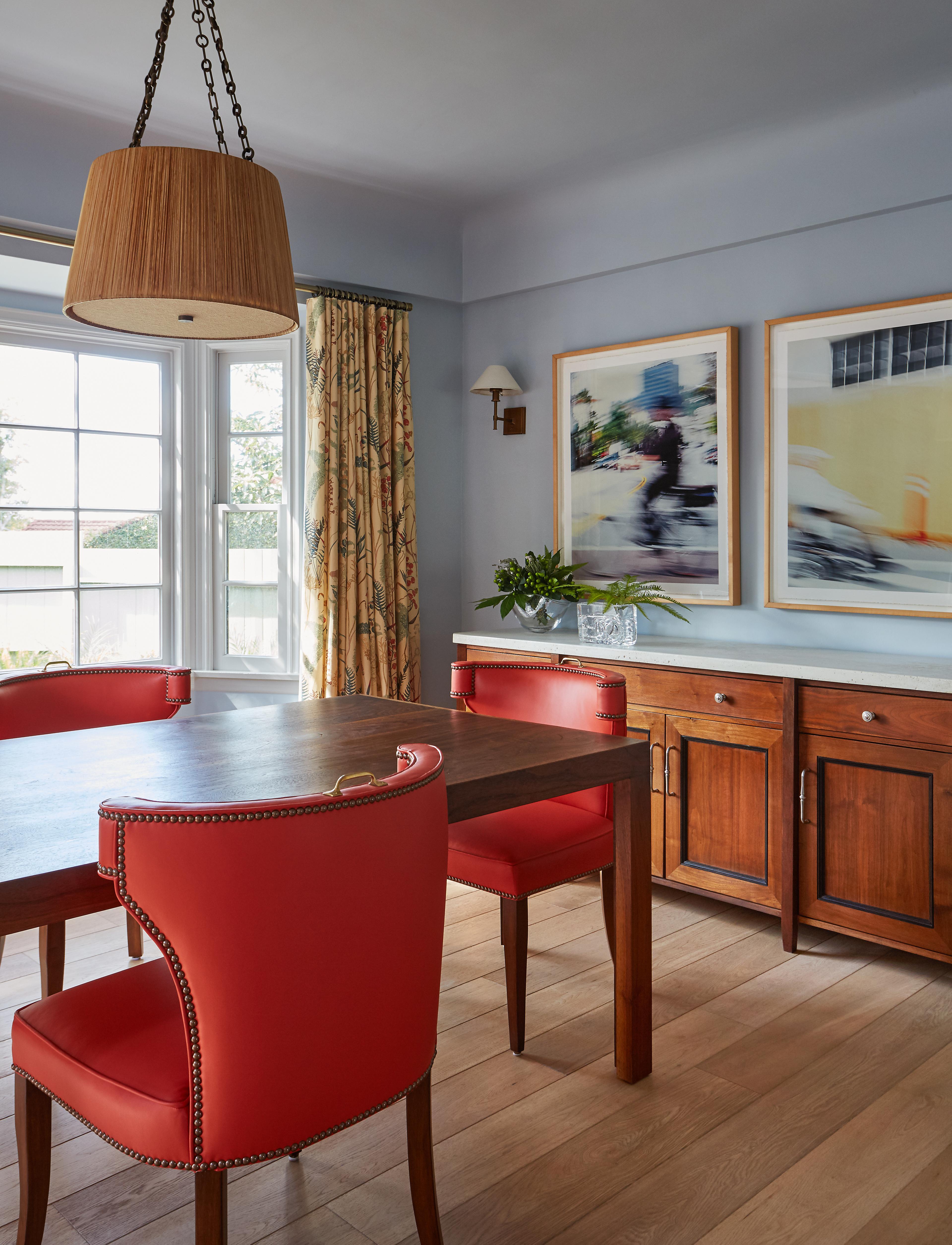 Chaise de salle à manger Hale traditionnelle tapissée avec laiton par Martin and Brockett en vente 8