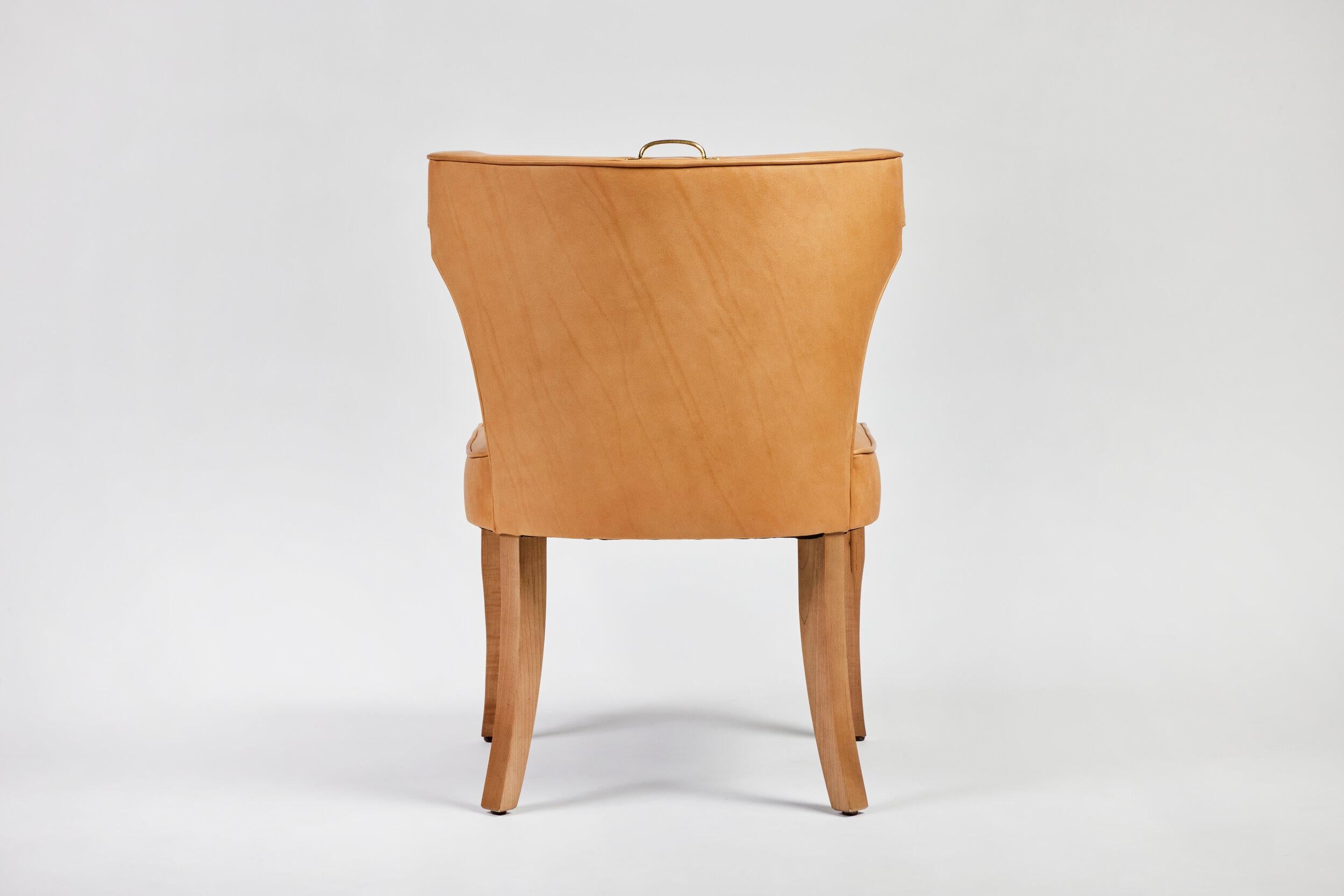 Tissu d'ameublement Chaise de salle à manger Hale traditionnelle tapissée avec laiton par Martin and Brockett en vente