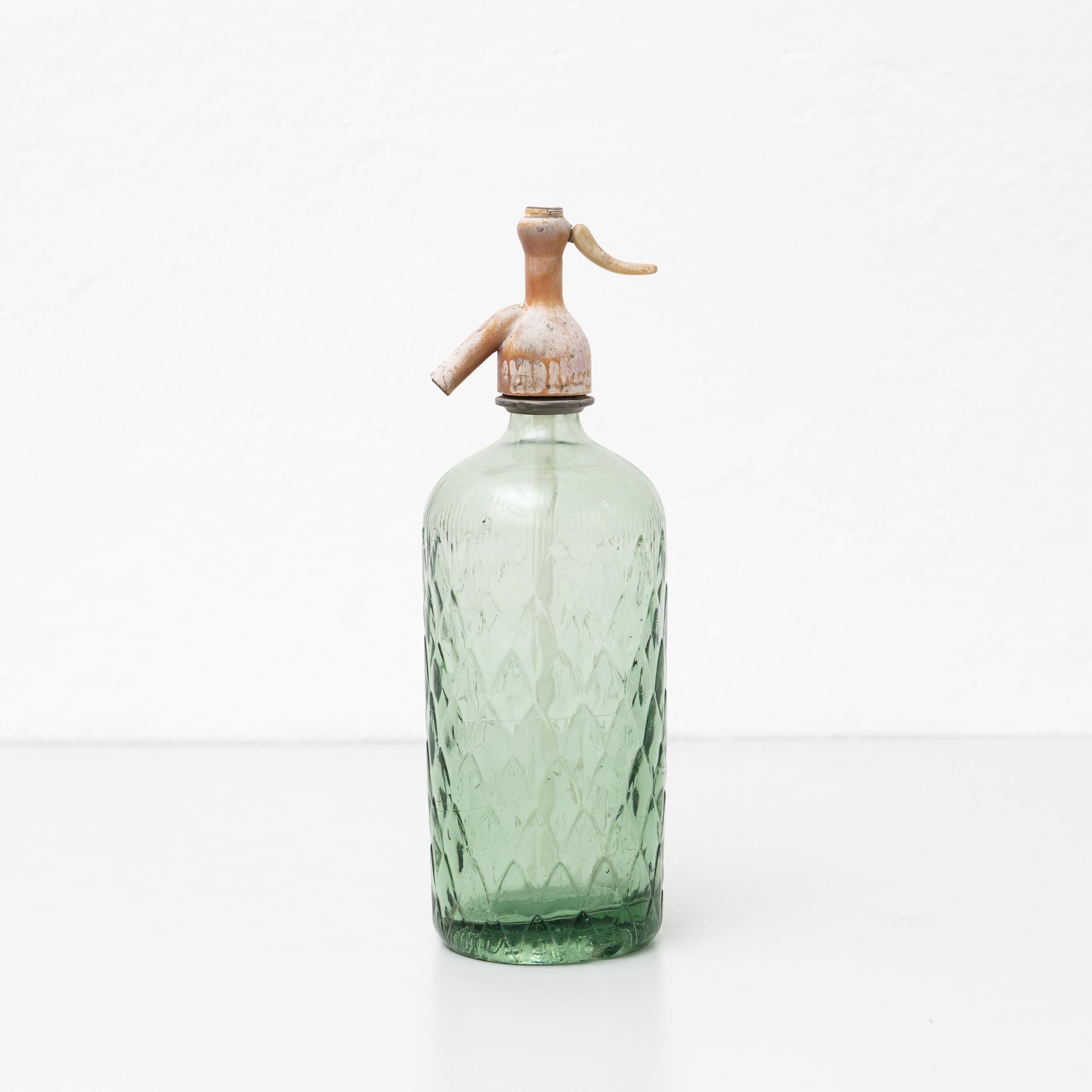 Vintage Metall und Glas traditioneller katalanischer Soda-Siphon.    Von unbekanntem Hersteller, hergestellt um 1990.    Originaler Zustand mit geringen alters- und gebrauchsbedingten Abnutzungserscheinungen, der eine schöne Patina aufweist.   