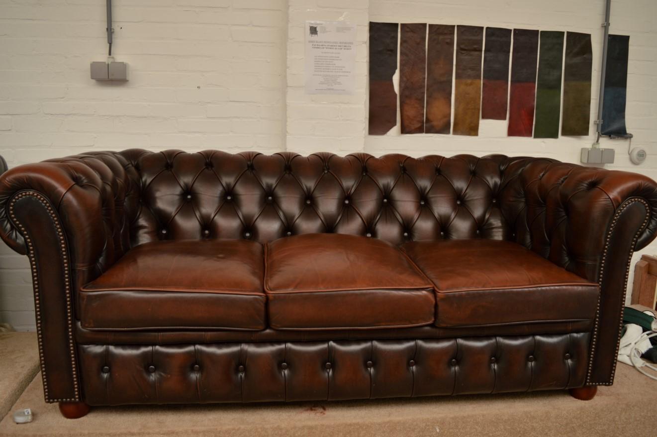 Traditional Vintage Delta Chesterfield Three and Two/Seat Settee In Excellent Condition For Sale In Eindhoven, NL