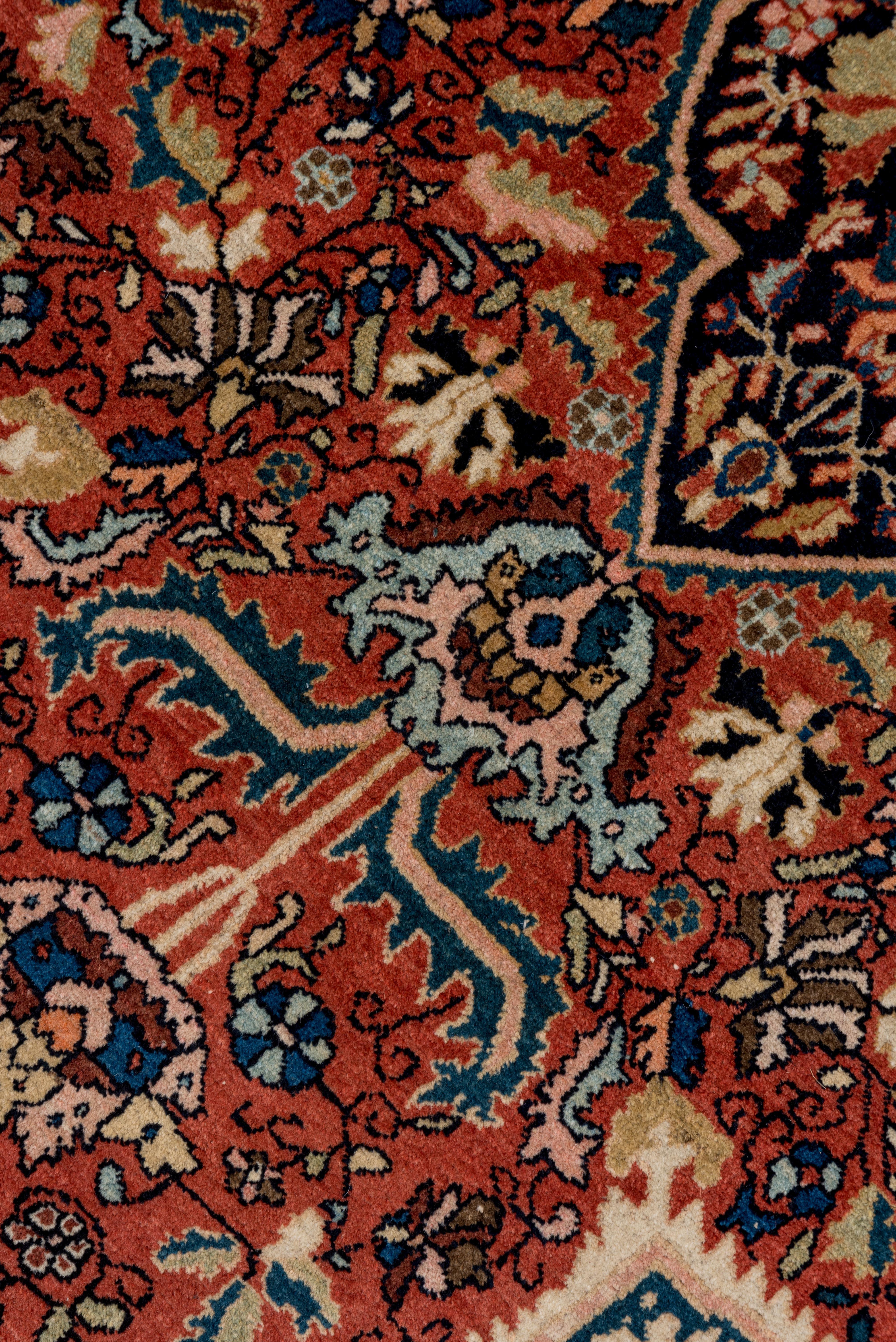 Traditionelles Vintage Far Sarouk in Rot und Grau mit verschnörkelten Details und verschnörkelten Details (Frühes 20. Jahrhundert) im Angebot