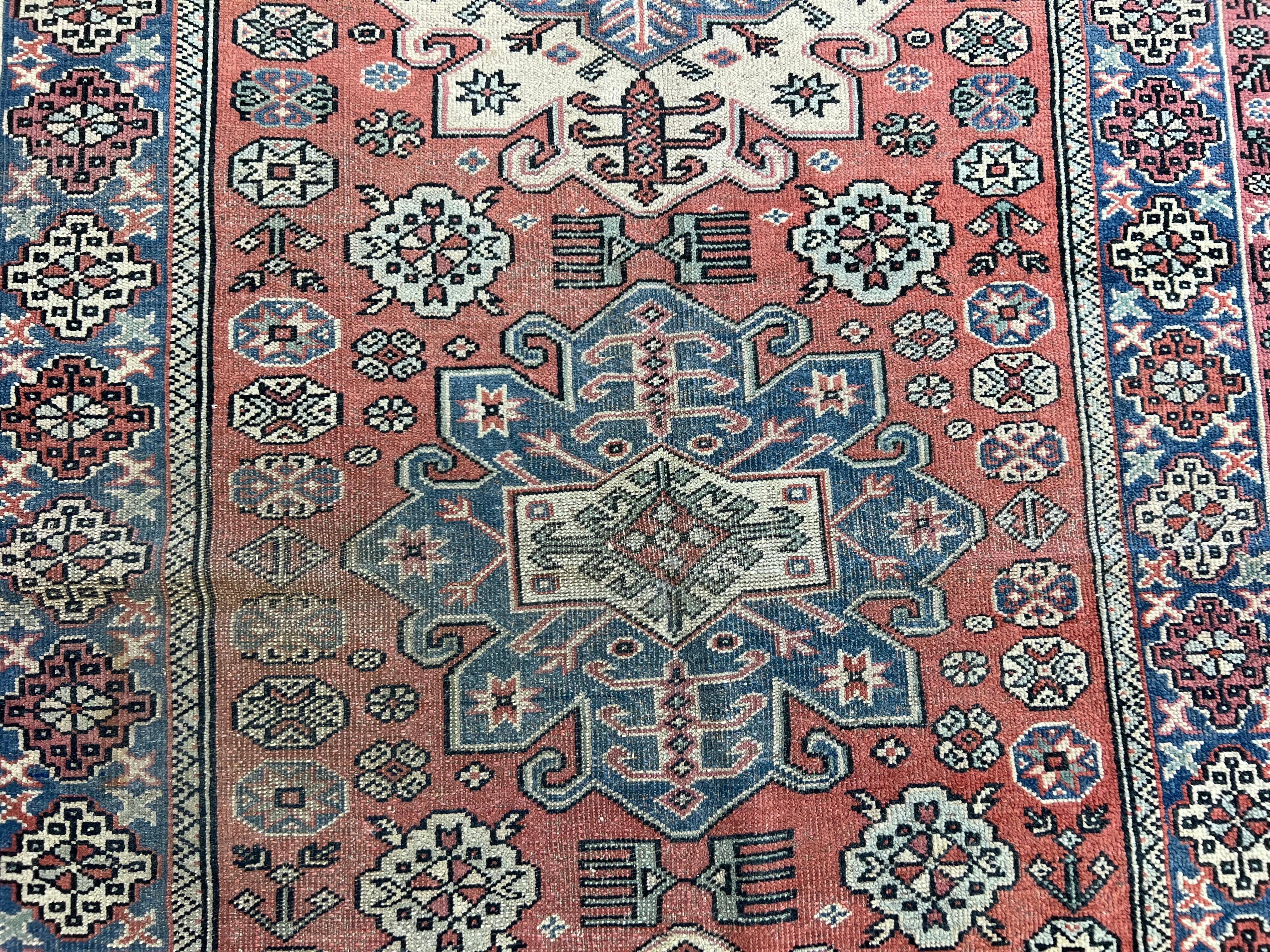 4x6.4 ft Traditional Vintage Hand Knotted Anatolian Village Rug with Medallions (tapis de village anatolien traditionnel noué à la main avec des médaillons) en vente 3