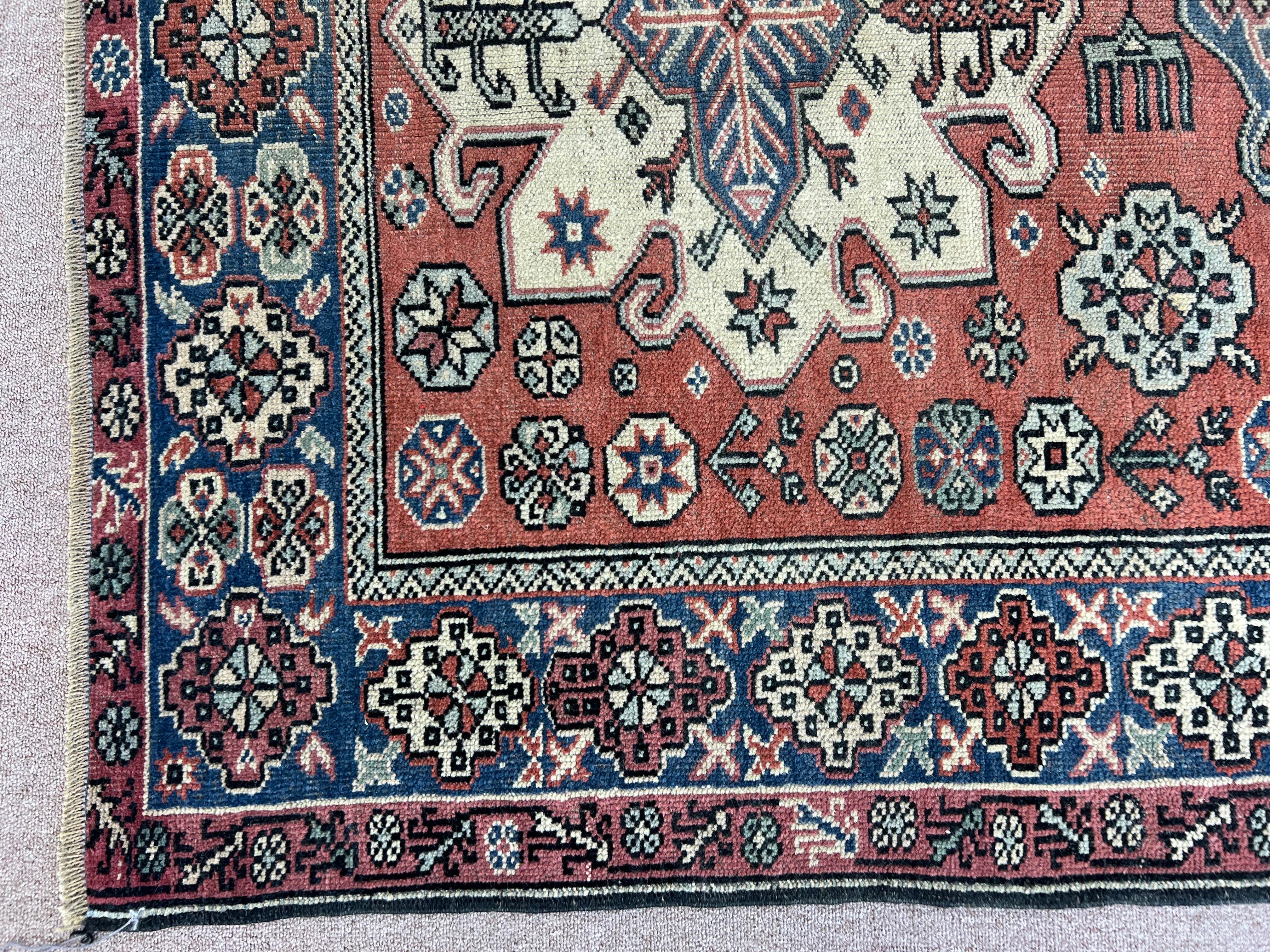 4x6.4 ft Traditional Vintage Hand Knotted Anatolian Village Rug with Medallions (tapis de village anatolien traditionnel noué à la main avec des médaillons) en vente 4