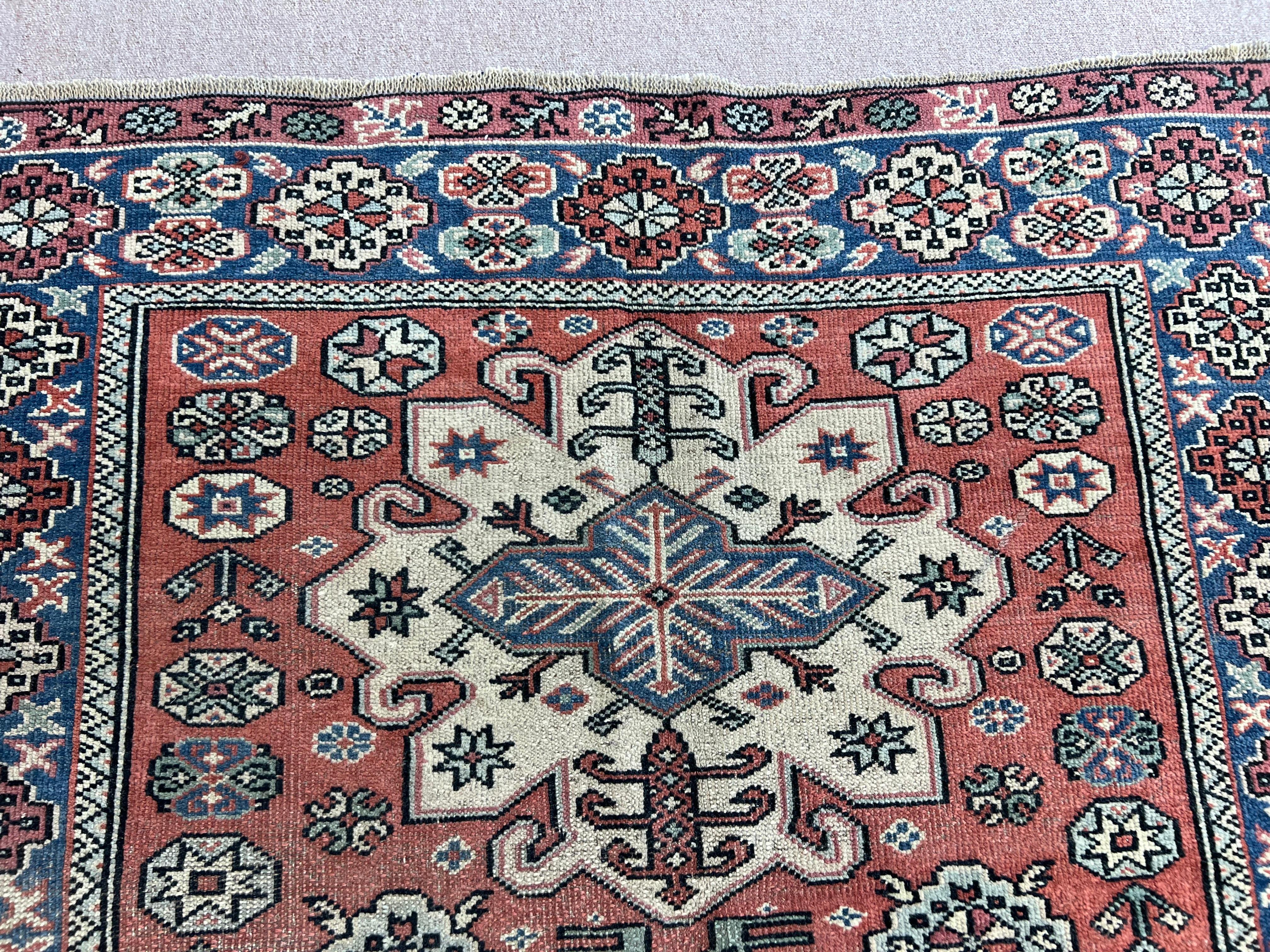 4x6.4 ft Traditional Vintage Hand Knotted Anatolian Village Rug with Medallions (tapis de village anatolien traditionnel noué à la main avec des médaillons) en vente 1