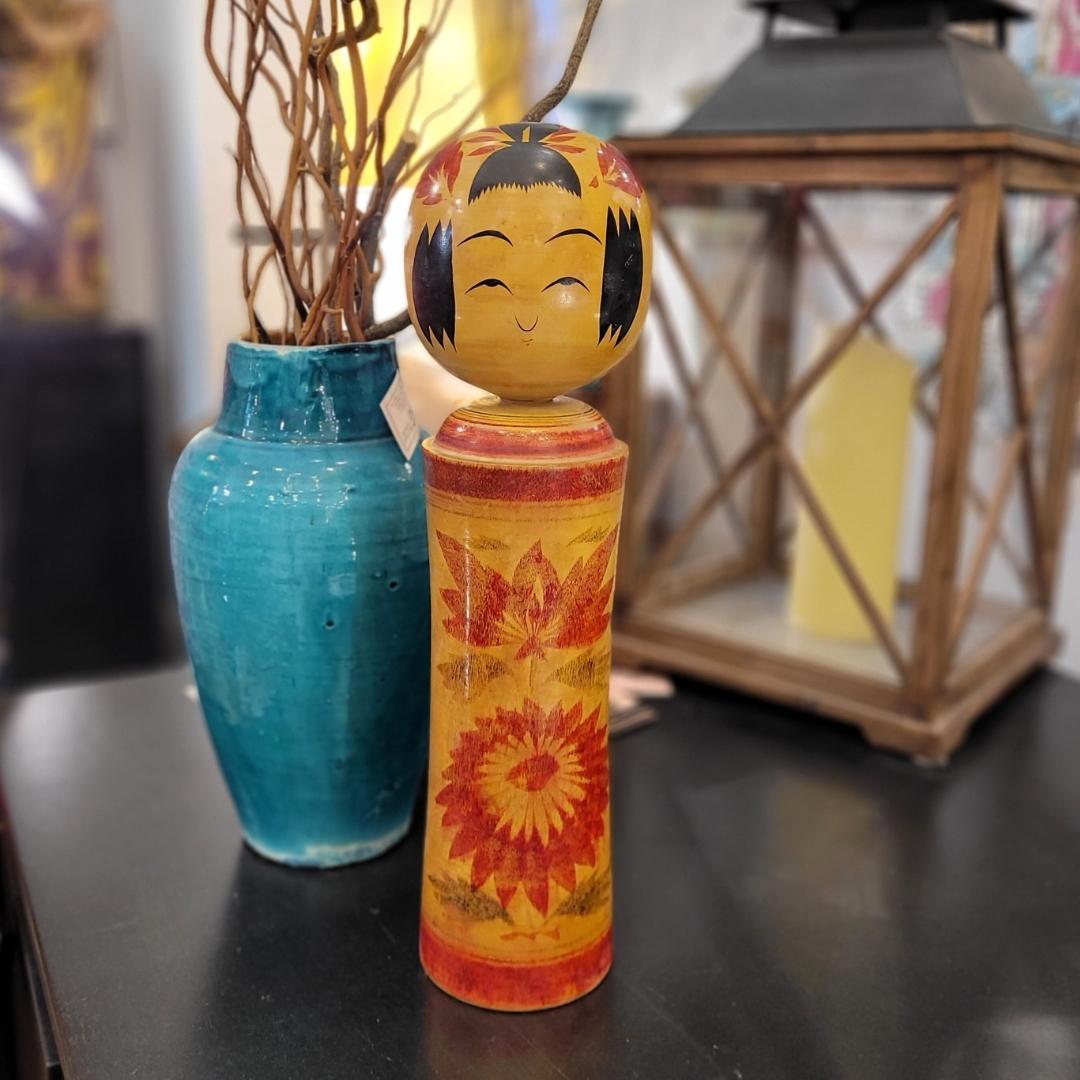 Traditionelle Vintage Japanische Kokeshi Puppe, mehrfarbiges Holz (Handgefertigt) im Angebot