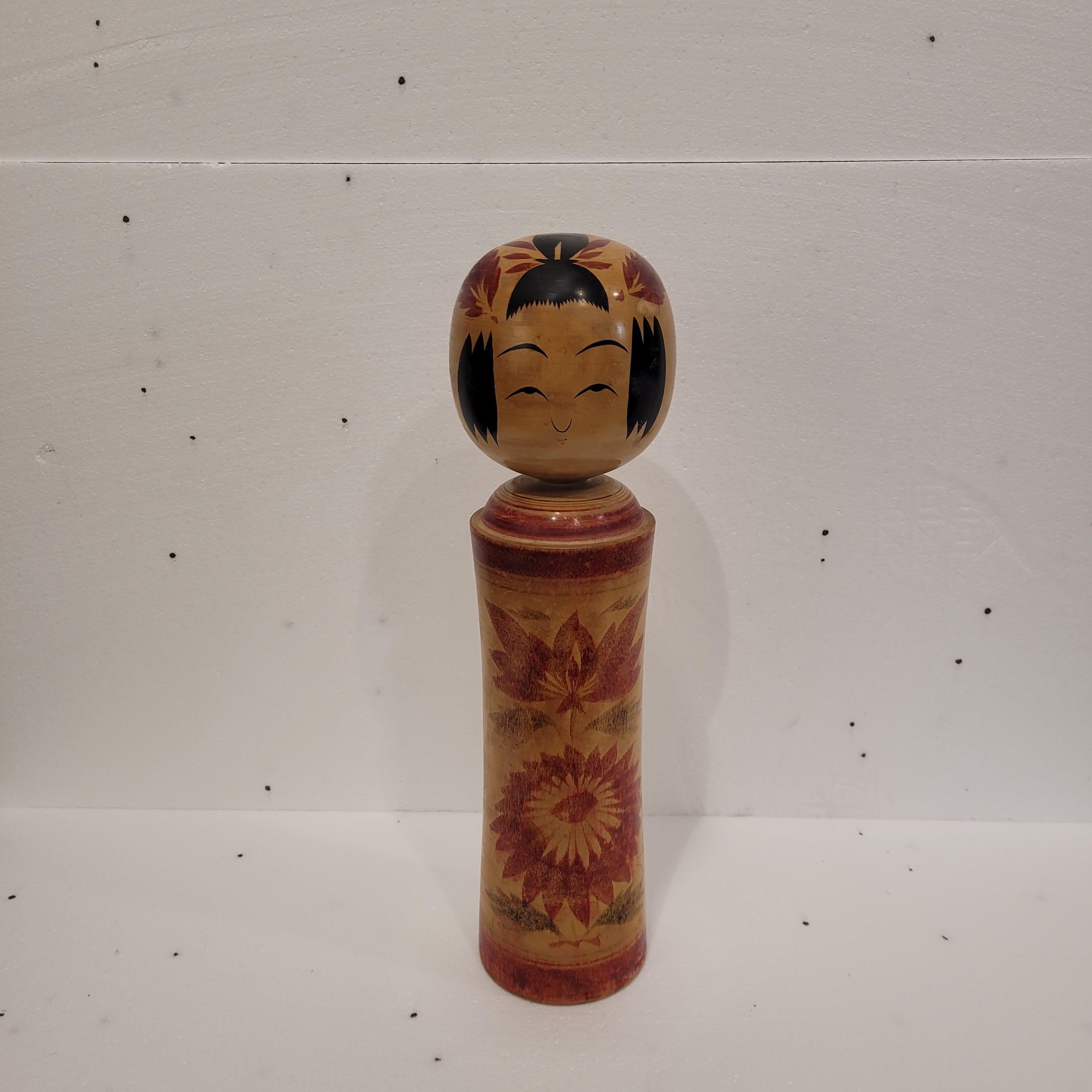 Traditionelle Vintage Japanische Kokeshi Puppe, mehrfarbiges Holz im Zustand „Gut“ im Angebot in Valladolid, ES