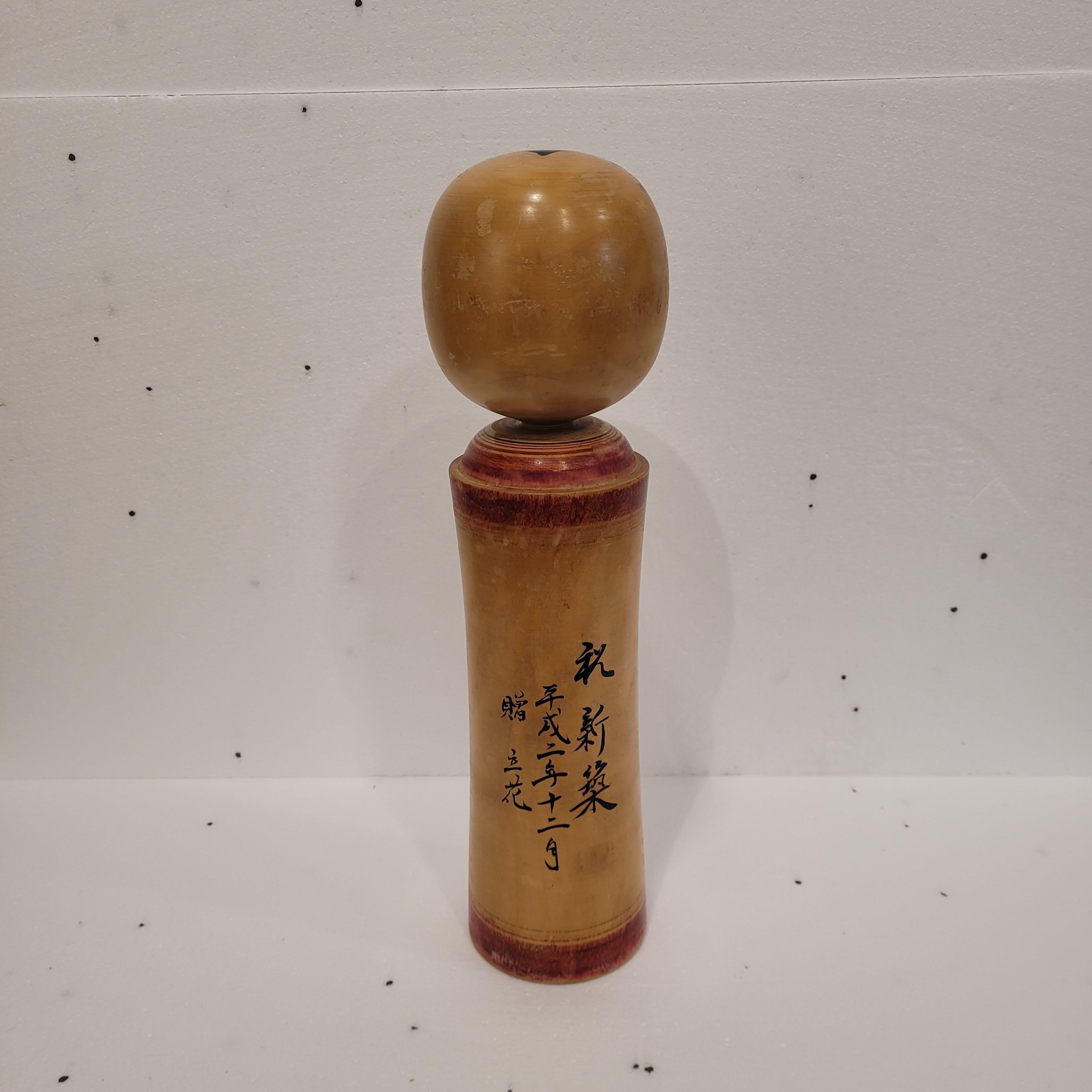 Traditionelle Vintage Japanische Kokeshi Puppe, mehrfarbiges Holz im Angebot 1