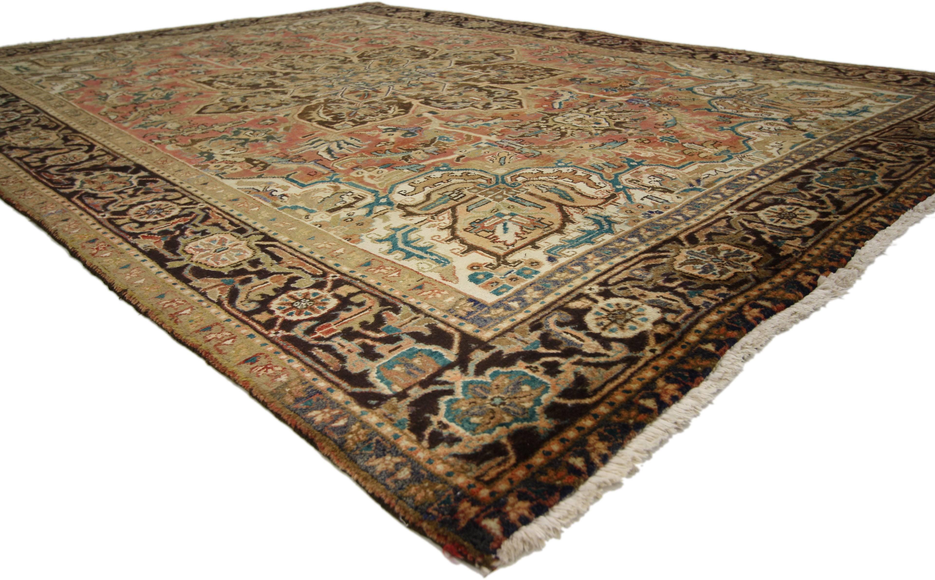 75554, Traditionnel Vintage Persian Heriz Rug avec Colonial Revival Style 07'00 x 09'10. Ce tapis Persan Heriz en laine noué à la main et lavé à l'ancienne présente un grand médaillon octofeuille concentrique avec des pendentifs en forme de