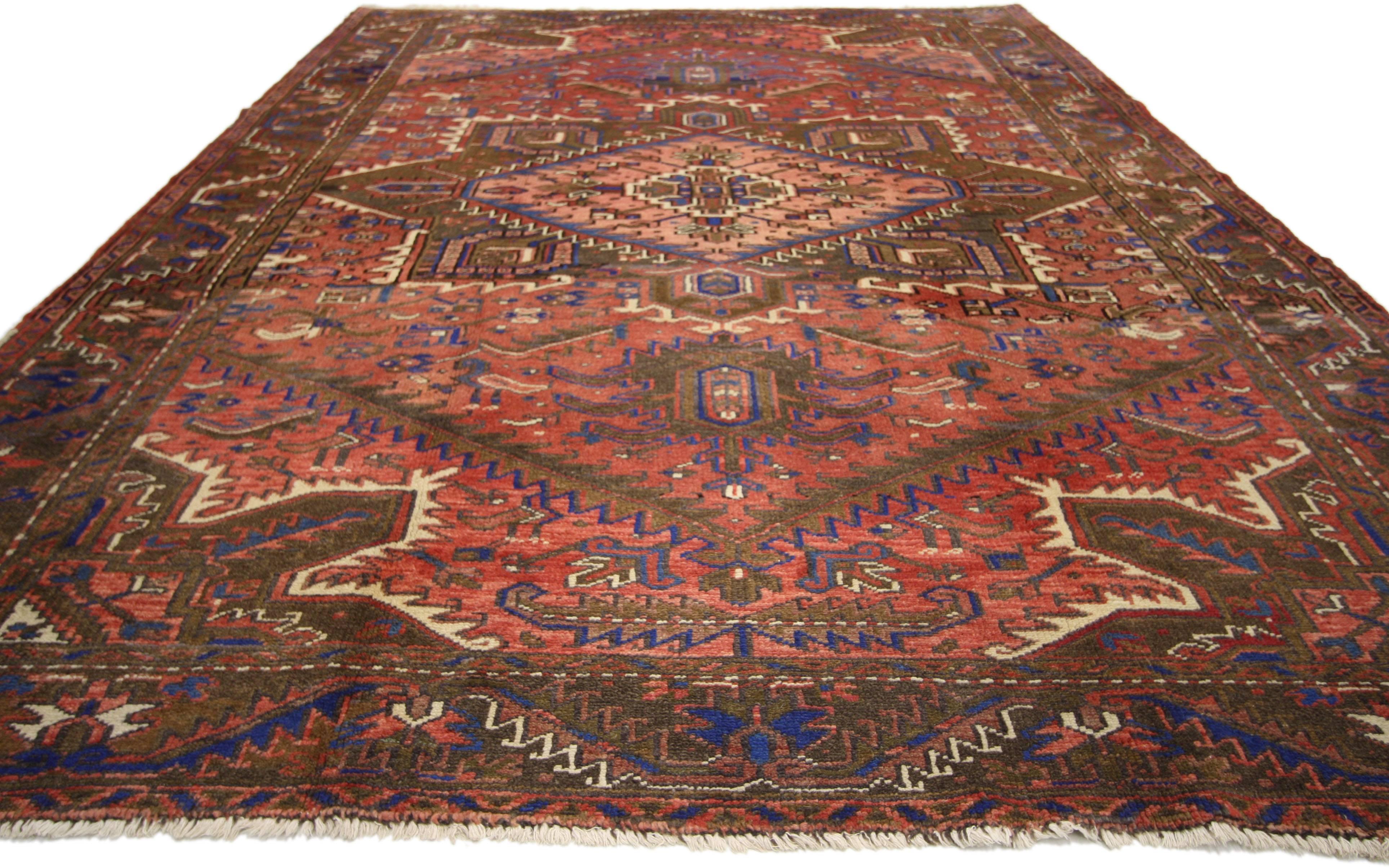 76241, tapis Heriz persan traditionnel vintage avec un style rustique moderne. Ce tapis Heriz vintage en laine nouée à la main présente un grand médaillon octofoil dentelé avec des pendentifs en forme de palmettes flottant au centre d'un champ rouge