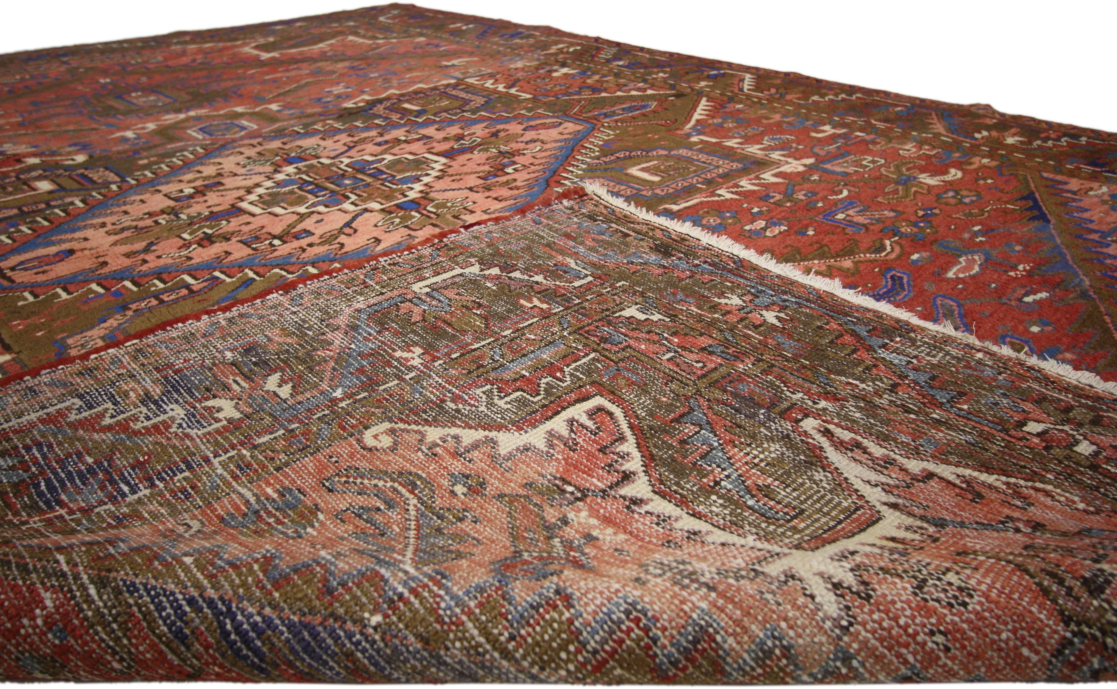 Perse Tapis persan traditionnel vintage Heriz avec style rustique moderne en vente