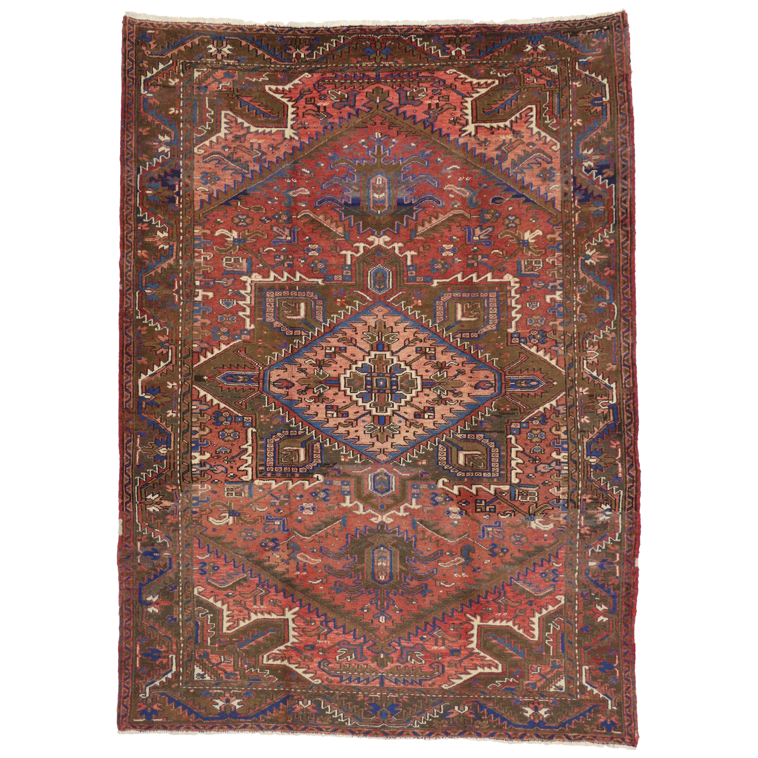 Tapis persan traditionnel vintage Heriz avec style rustique moderne en vente