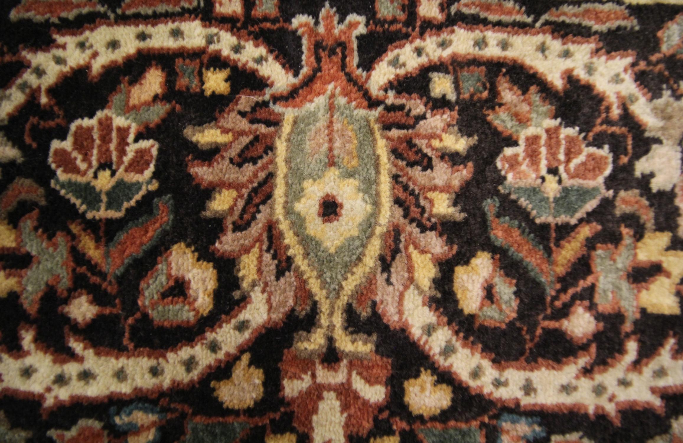 Traditioneller handgewebter Vintage-Teppich aus rostfarbener Wolle  im Angebot 5