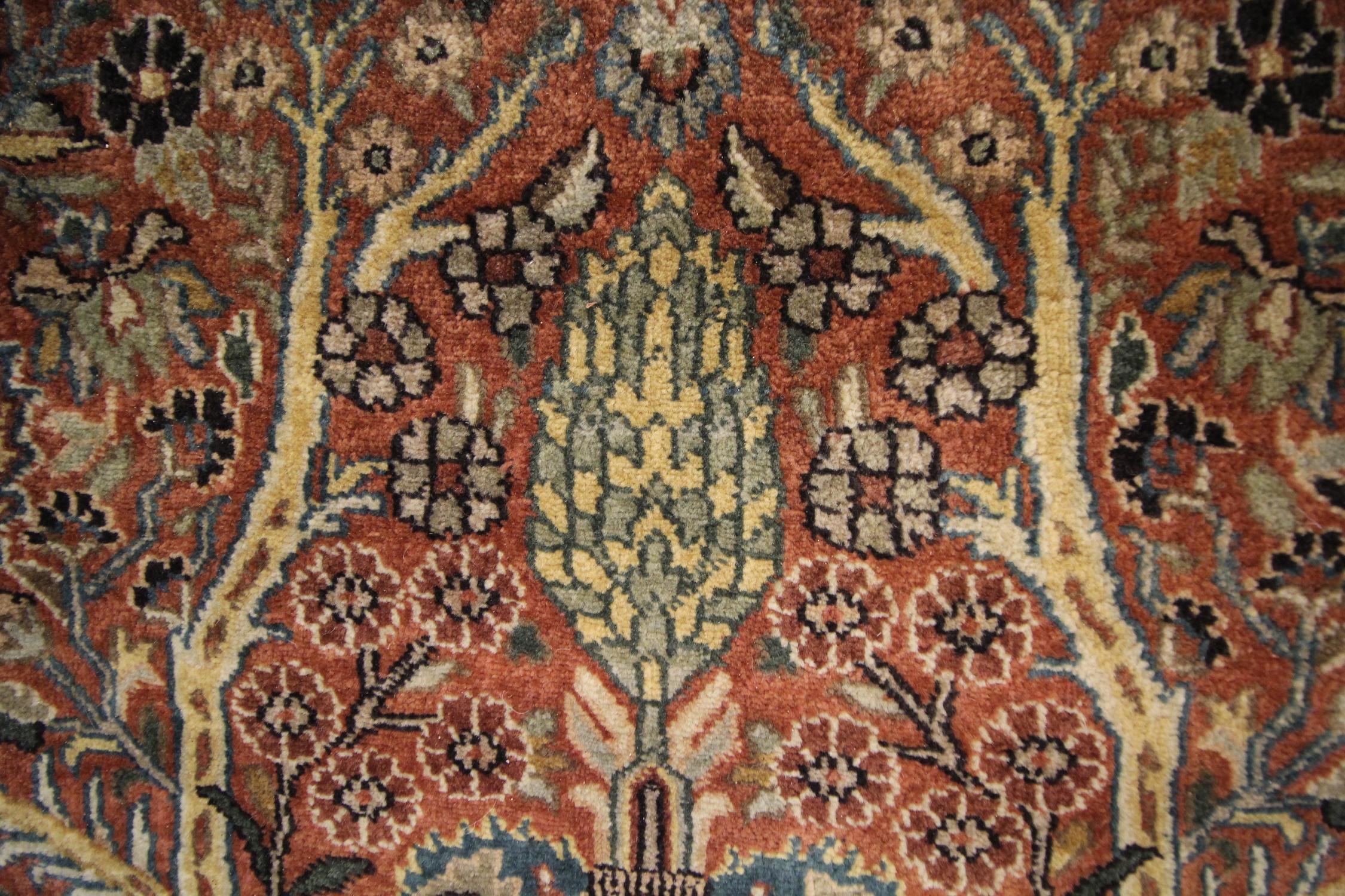 Traditioneller handgewebter Vintage-Teppich aus rostfarbener Wolle  (Handgeknüpft) im Angebot