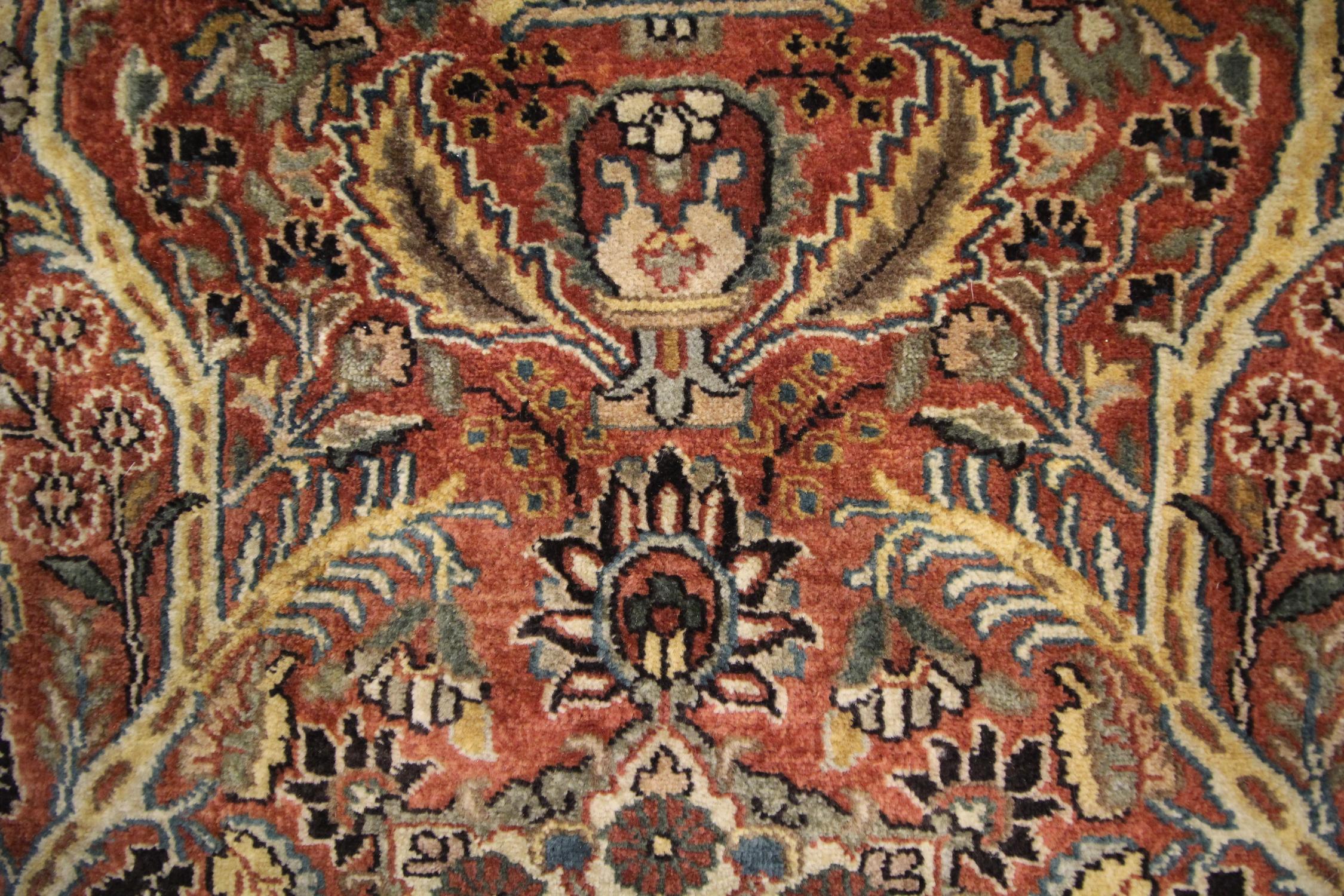 Traditioneller handgewebter Vintage-Teppich aus rostfarbener Wolle  (Ende des 20. Jahrhunderts) im Angebot