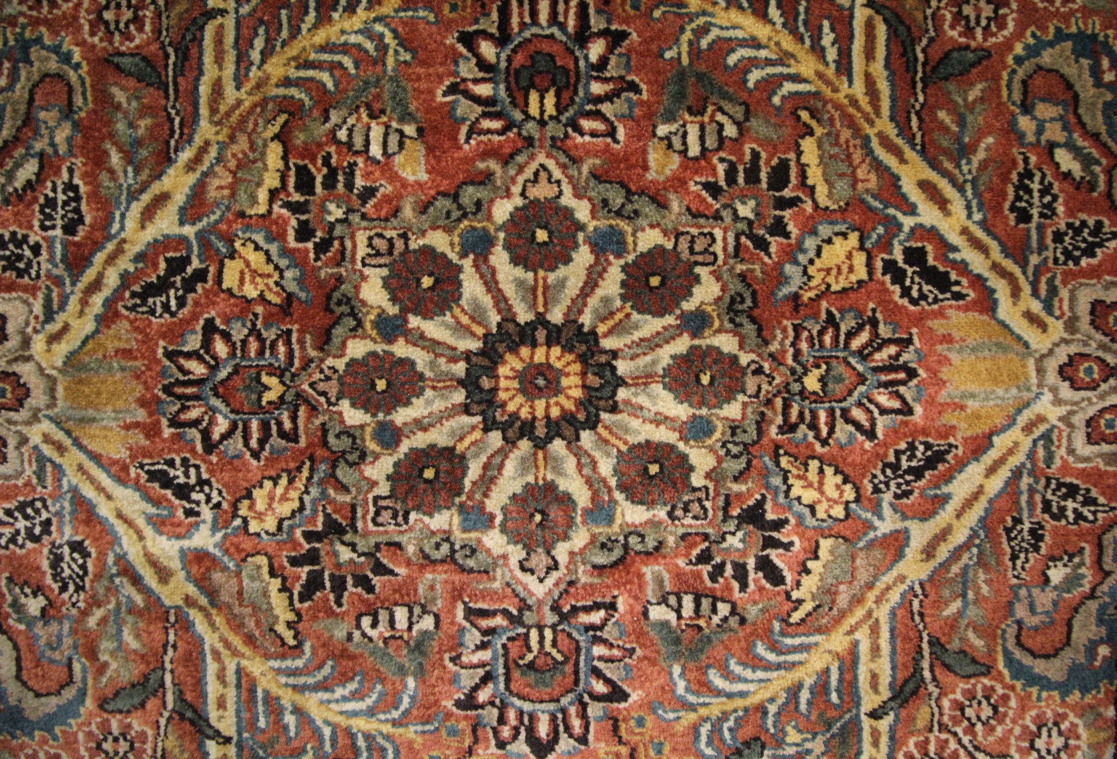 Traditioneller handgewebter Vintage-Teppich aus rostfarbener Wolle  im Angebot 1