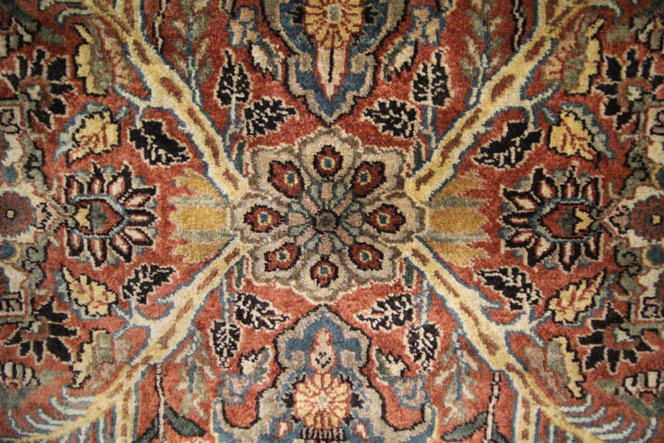 Traditioneller handgewebter Vintage-Teppich aus rostfarbener Wolle  im Angebot 2