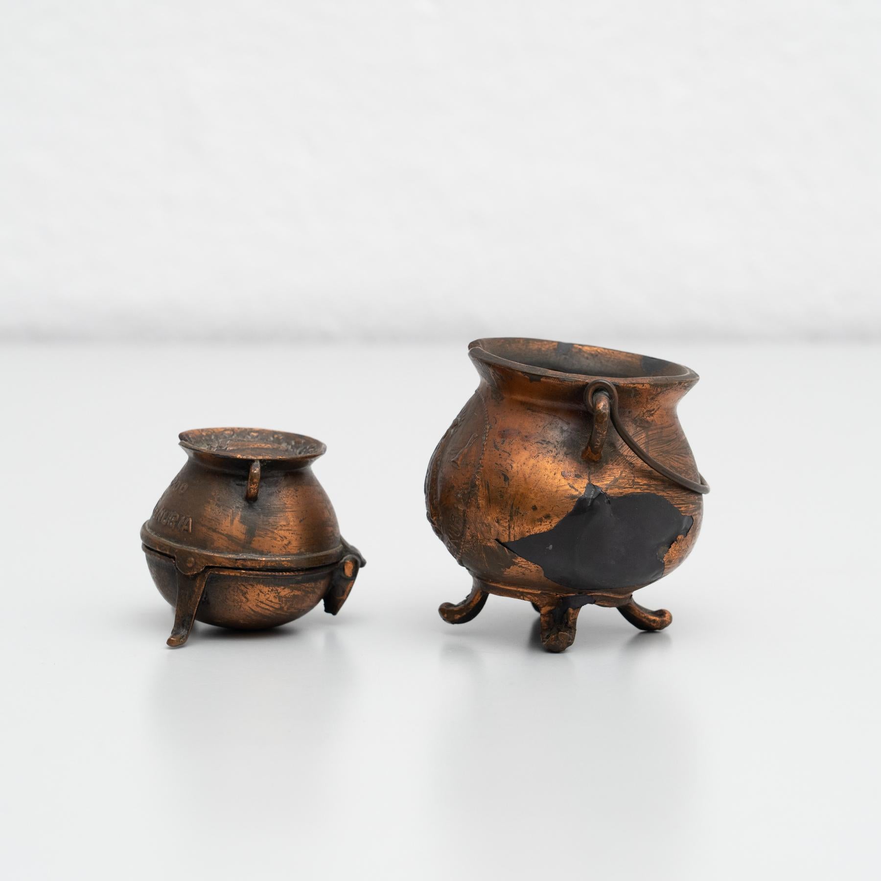 Traditional Vintage Set of Two Souvenirs, circa 1970 For Sale 1