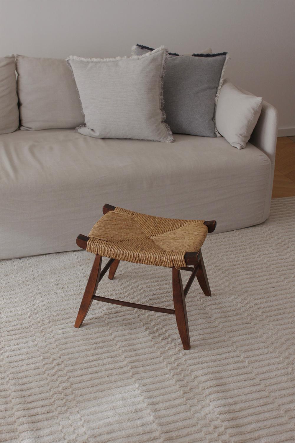 Información importante sobre los cuidados:
Cuando compres una silla, un taburete, una mesa o cualquier otro mueble que se apoye en el suelo, inspecciona las patas y la parte inferior antes de utilizarlo. Asegúrate de utilizar los protectores de