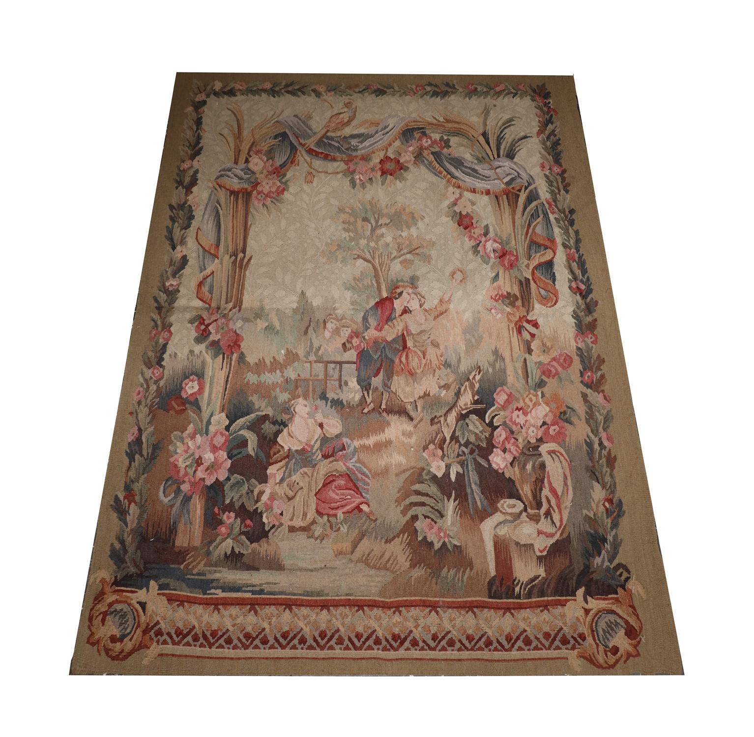Cette tapisserie est un textile de style français tissé de manière complexe pour créer une scène forestière réaliste mettant en scène un trio de personnes, des fleurs, des rideaux et un chien. Les couleurs et le design travaillent en harmonie,