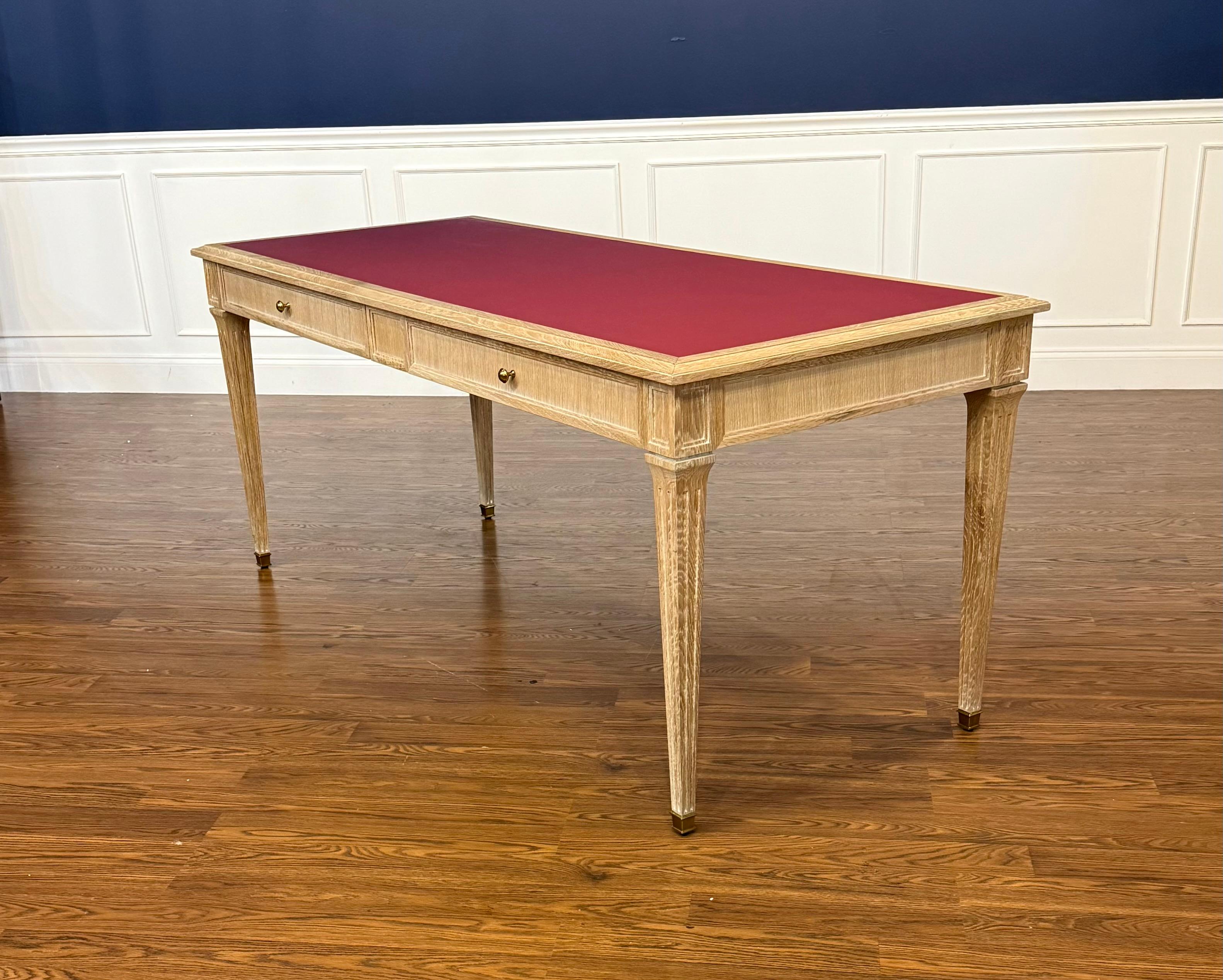 Il s'agit du bureau Marceau en chêne de Highland House Furniture.  Il est fabriqué en chêne massif et en placage. Elle est peinte en blanc avec un insert rouge/rose dans la partie supérieure.  Il est doté de poignées en laiton vieilli, de tiroirs à
