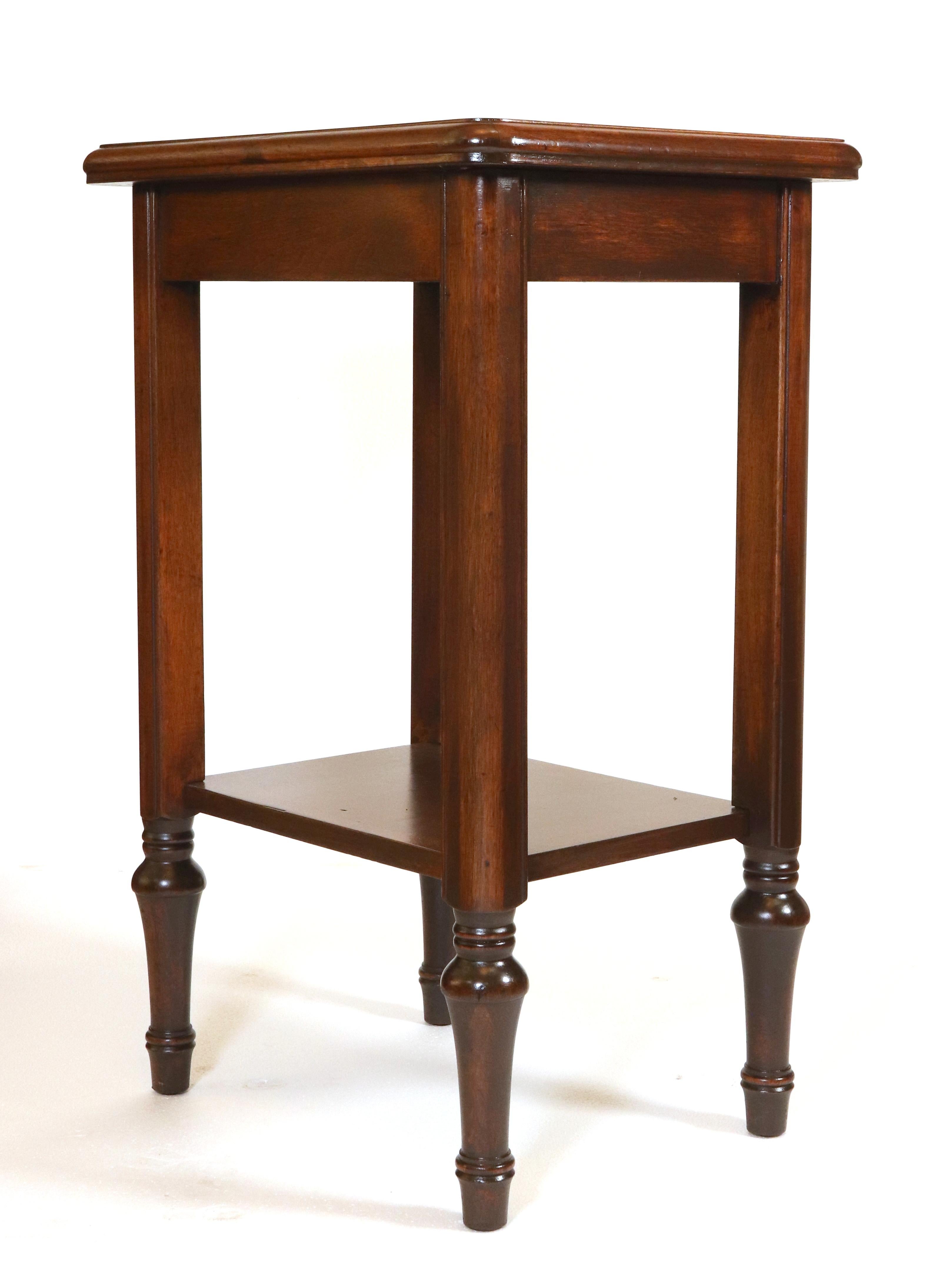 Traditional Wood End Table with Bottom Shelf In Good Condition For Sale In New York, NY