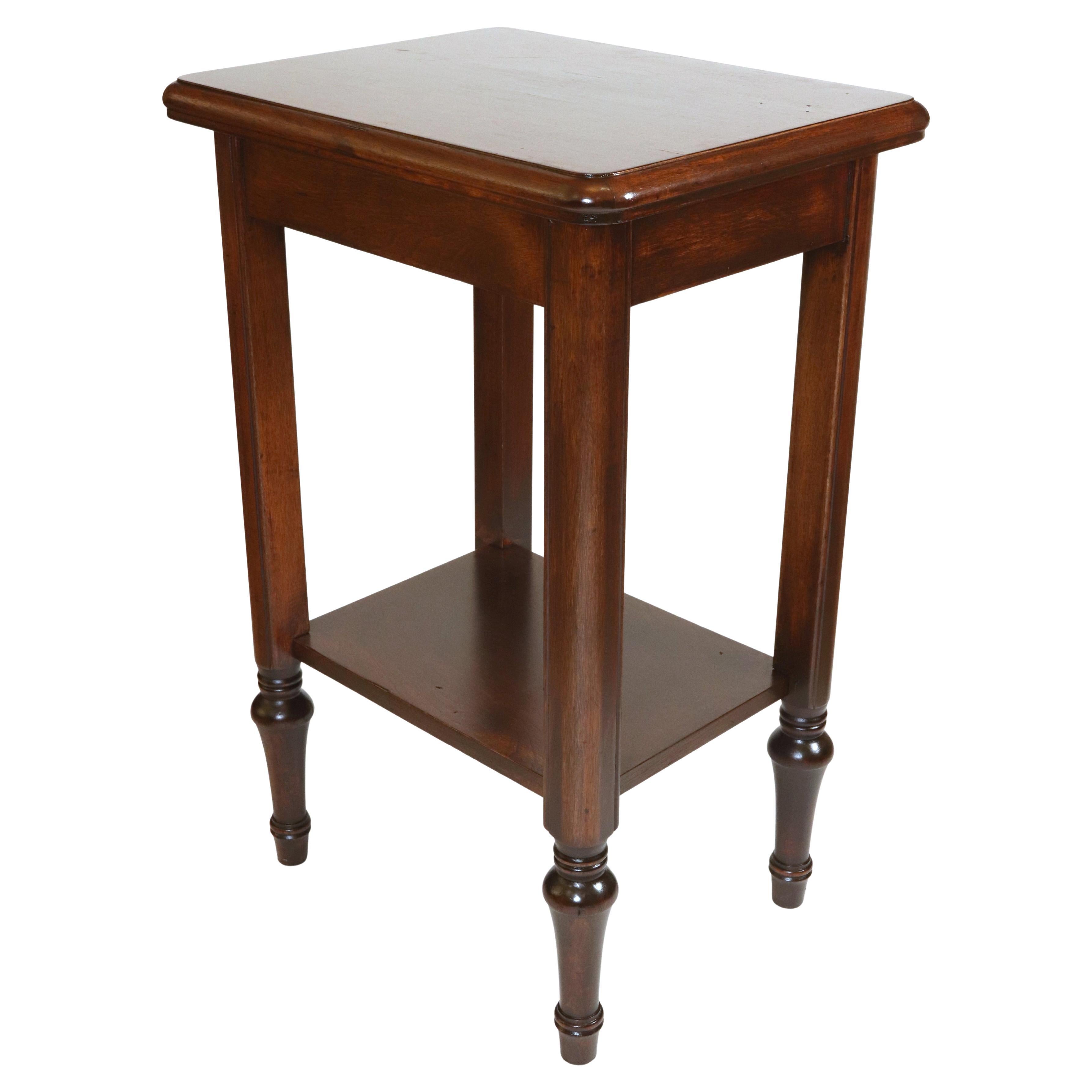 Traditioneller Wood End Table mit unterer Ablage